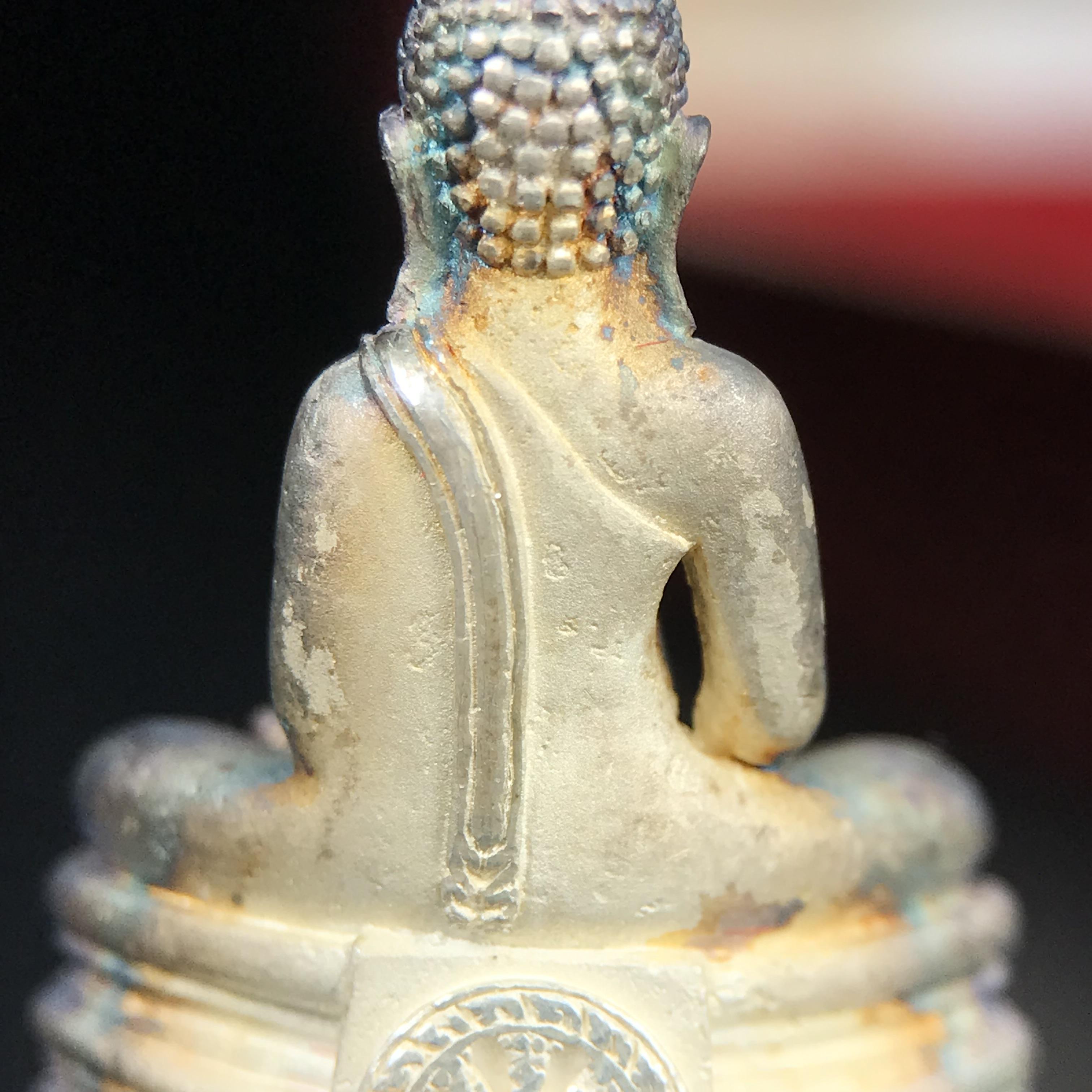 พระพุทธโสธร(หลวงพ่อโสธร) รุ่นสร้างอุโบสถ ปี2539 เนื้อเงินทรายนวลขัดเงาบางส่วน ลอยองค์พิมพ์ใหญ่ สภาพสวยกล่องบรรจุเดิมครบสมบูรณ์(งานแพรนด้า จิวเวลรี่)สวยงดงาม(เนื้อเงินผิวเดิมรุ้งสวยสวย องค์หมายเลขสวย ๒๒๒๒๕)