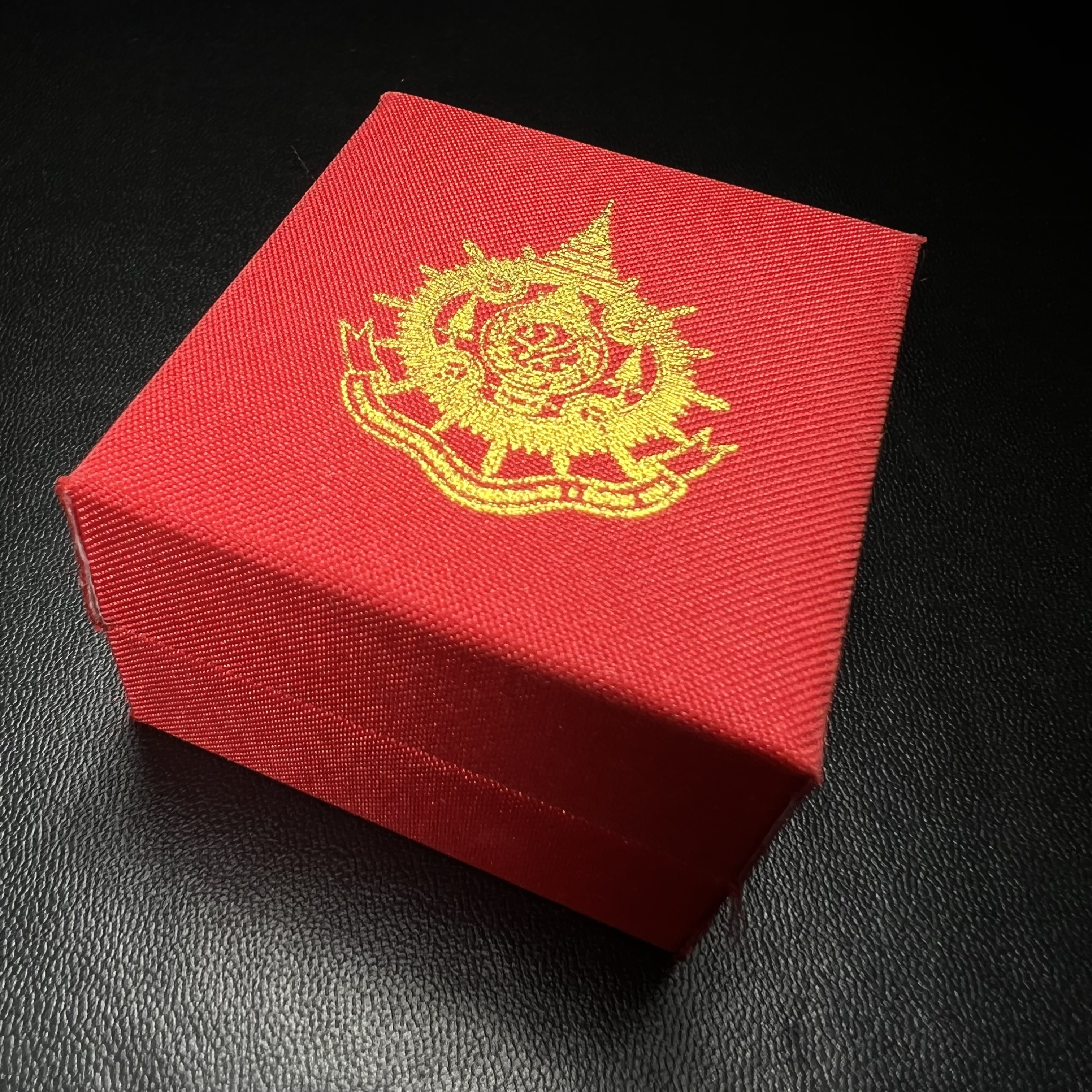 พระกริ่งไพรีพินาศ บรรจุเหล็กไหล ครั้งแรกและครั้งเดียวในประวัติศาสตร์ เฉลิมพระเกียรติ พระบาทสมเด็จพระเจ้าอยู่หัวรัชกาลที่9 พระชนมพรรษา 6 รอบ ปี2542 เนื้อนวโลหะผสมทองคำ(บรรจุเหล็กไหล)ดีนอก-ดีใน พิธีใหญ่ มวลสารเด่น (หายาก)