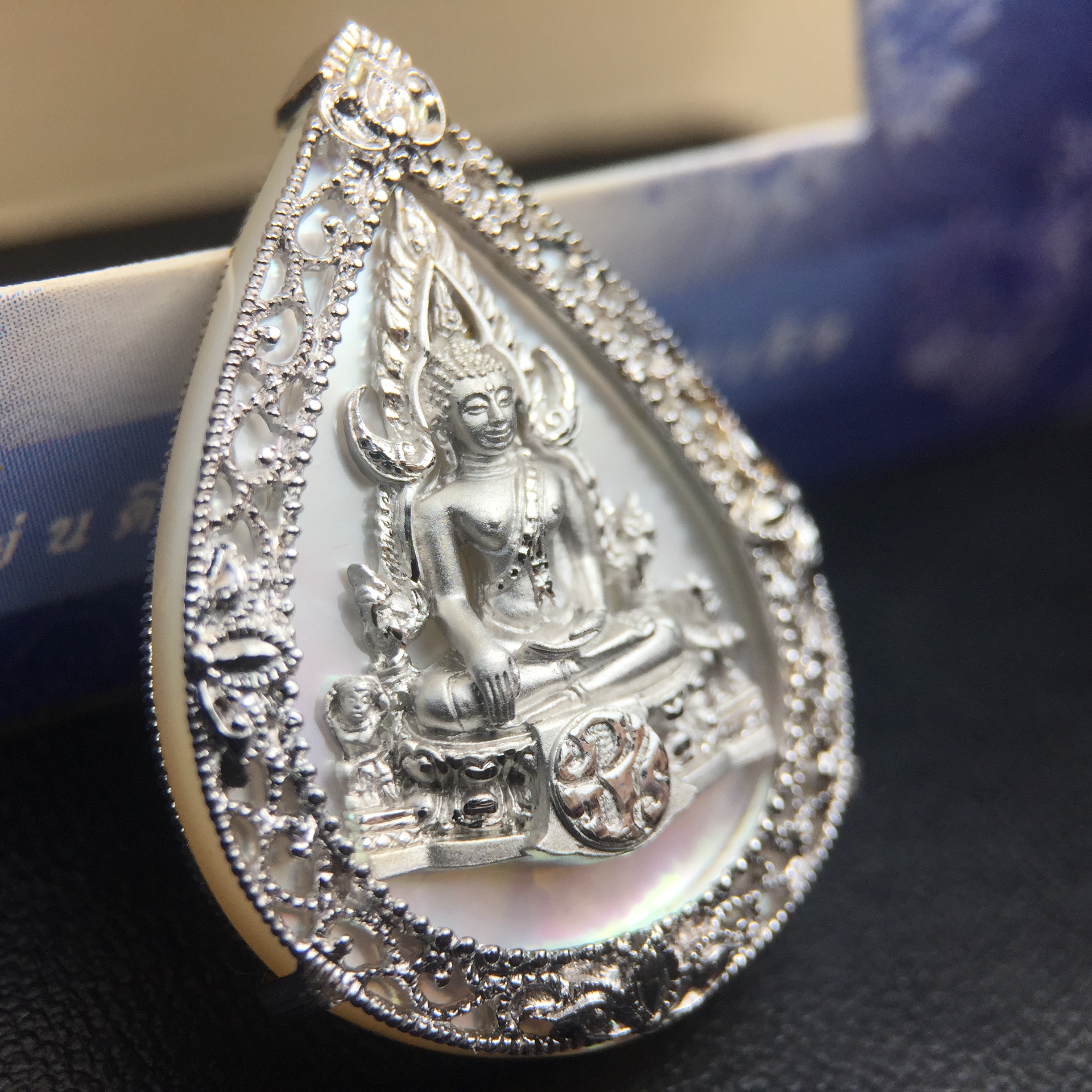 เหรียญพระพุทธชินราช ภปร. โครงการ เพราะแผ่นดินนี้คือแผ่นดินเกิด ปี 2551 รูปหยดน้ำ เนื้อเงินชุบทองคำขาว(ล้อมด้วยกรอบเงินชุบทองคำขาวสลักเสลาเป็นลวดลายละเอียดอ่อน ส่วนพื้นองค์พระเป็นเปลือกหอยมุขสวยงดงาม )(ขนาด 21 x 29 มม.) (สวยงามหายาก)1ใน5000องค์