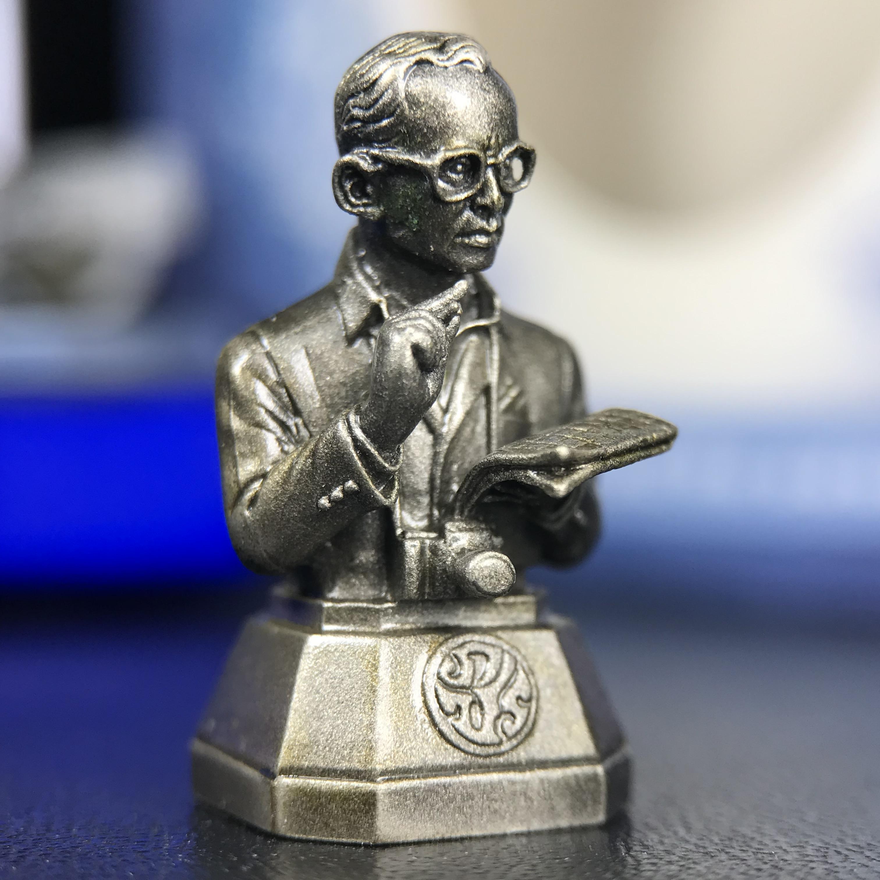 พระบรมรูปพระบาทสมเด็จพระเจ้าอยู่หัวรัชกาลที่ 9(ทรงงาน) ภปร. รุ่นเพราะแผ่นดินนี้คือแผ่นดินเกิด ปี 2551 ขนาดสูง 1 นิ้ว เนื้อบรอนซ์ชุบเงินรมดำ(ด้านหน้า ฐานพระบรมรูปฯ ประดิษฐานอักษรพระปรมาภิไธย ภ.ป.ร.)นิยมหายาก***รุ่นตรา ภปร. พบเจอน้อยมาก****