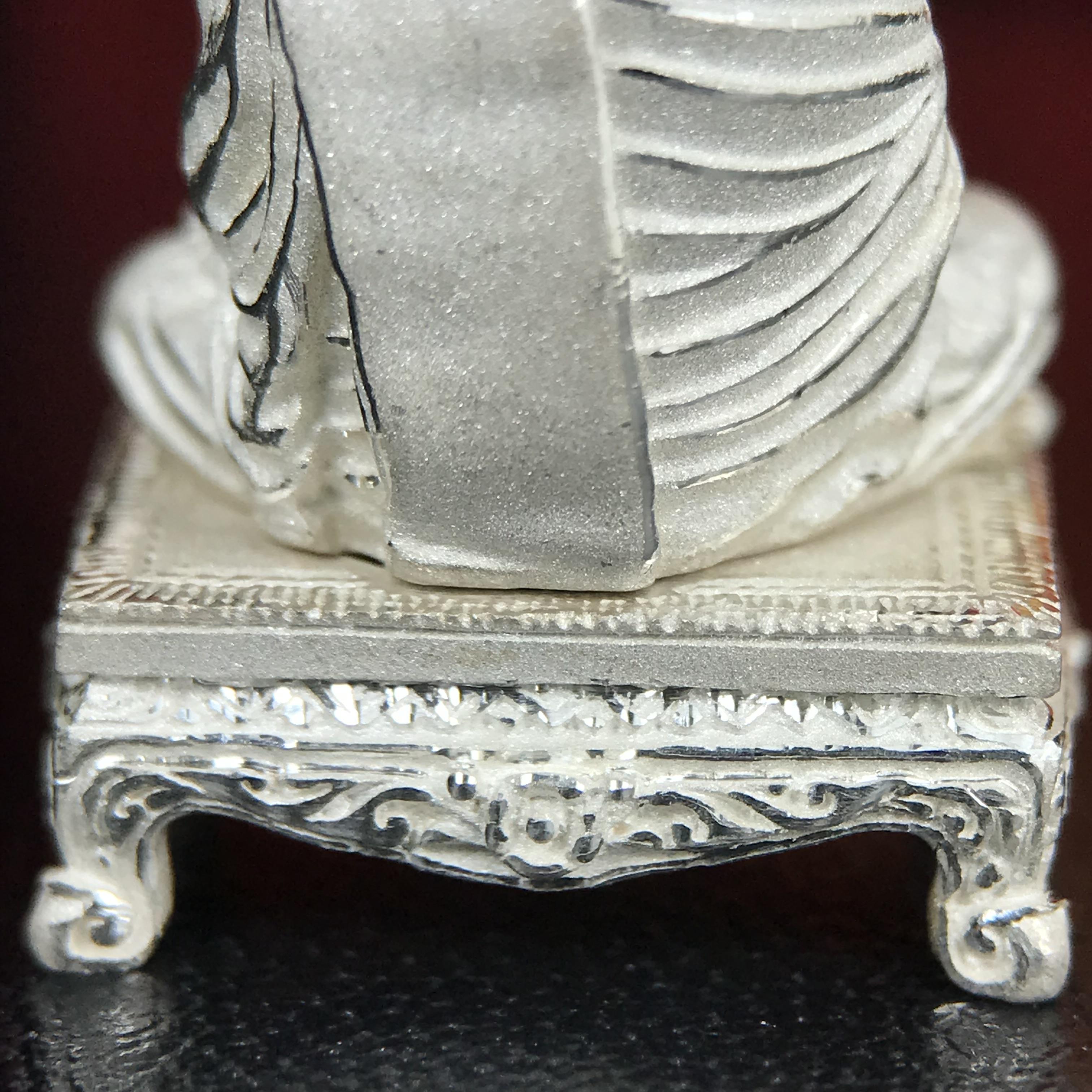 สมเด็จพุฒาจารย์ (โต พรหมรังสี) อนุสรณ์ 128 ปี สมเด็จพระญาณสังวร สมเด็จพระสังฆราช ทรงเมตตาอธิฐานจิต ปี 2543 มหาพุทธาภิเษก 3วาระ รูปเหมือนลอยองค์พิมพ์ใหญ่เนื้อเงิน ขนาด 1.5 x 2.5 ซม. ทรงคุณค่าทั้งด้านความงานด้านพุทธศิลป์ และพุทธคุณ(องค์หมายเลข ๑๐๘(เลขสวย)