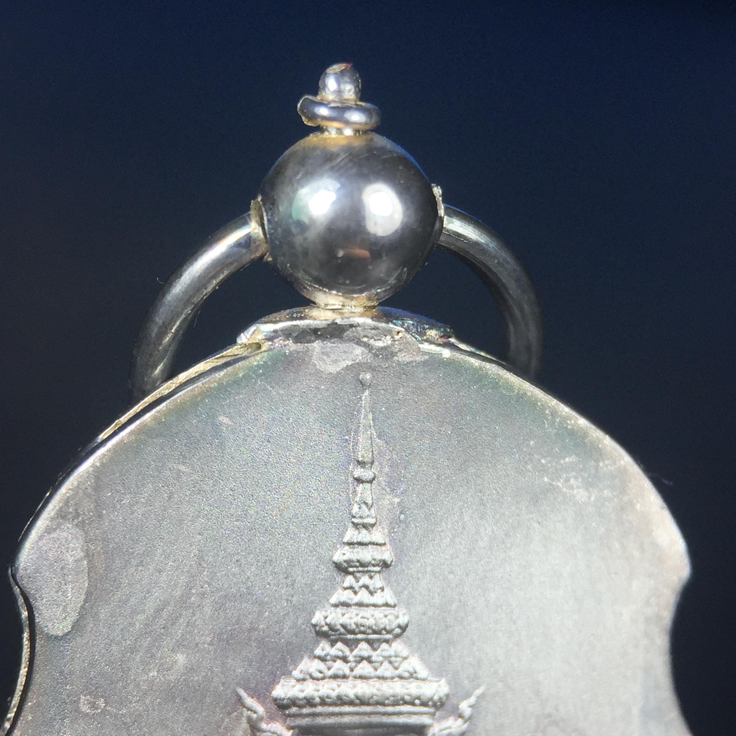 เหรียญหลวงปู่ทวด พระนามาภิไธย สก. แบบงานฉลุโบราณ(HAND MADE) ปี 2544 เนื้อเงิน(ผิวเดิมขึ้นสีรุ้งธรรมชาติสวยมาก) พิธีปลุกเสก ณ อุโบสถวัดช้างให้ และ พิธีมังคลาภิเษก ณ พระอุโบสถ วัดพระศรีรัตนศาสดาราม(วัดพระแก้ว) (1 ใน 2000 เหรียญ)พบเจอน้อยหายากมาก