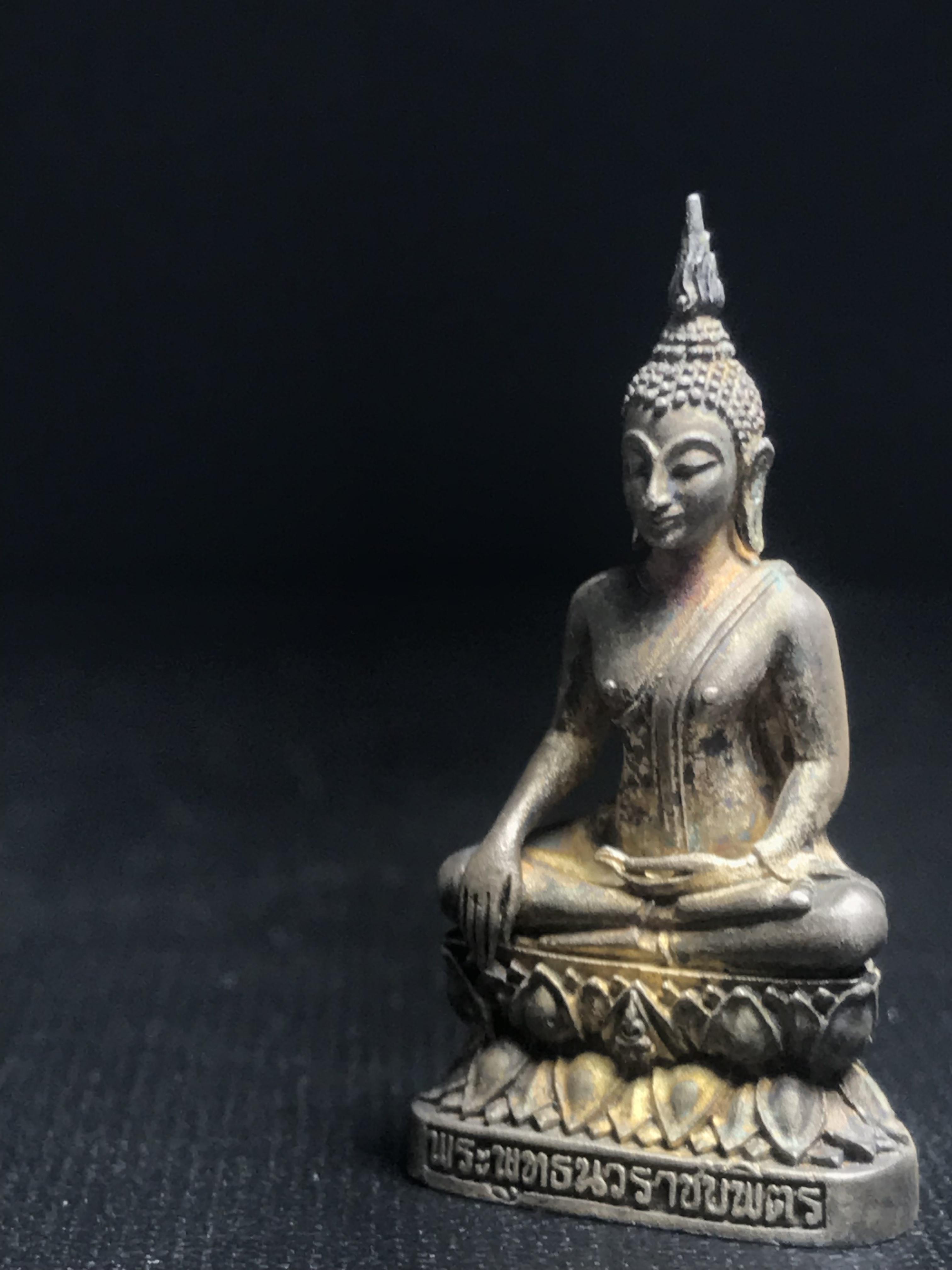 พระกริ่งพระพุทธนวราชบพิตร ครองสิริราชสมบัติครบ 50 ปี พ.ศ.2540 ชุดพระราชทาน(หายาก)เนื้อเงินผิวเดิมขึ้นสีรุ้งแบบนิยม