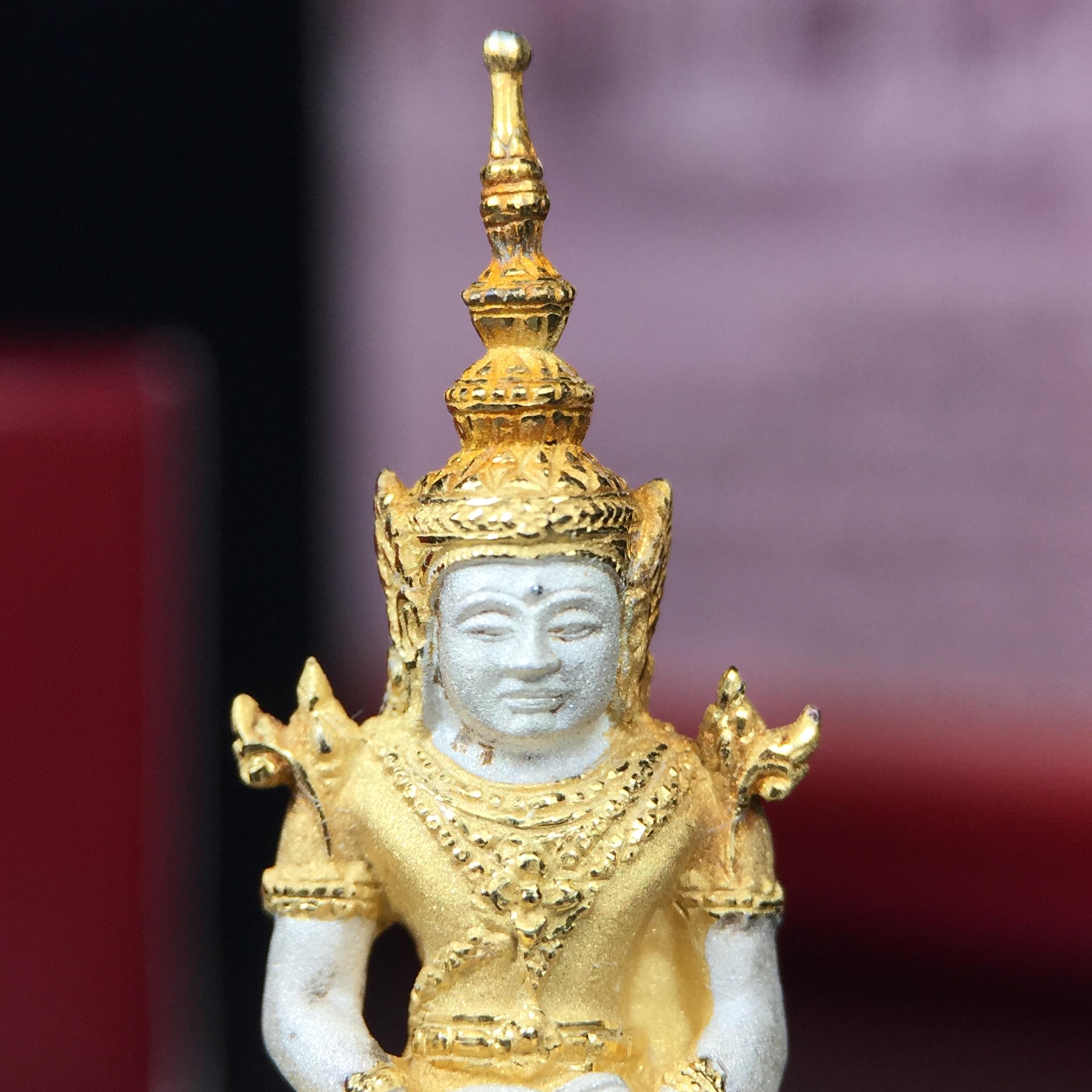 พระแก้วมรกต ภปร.(รุ่นแรก) ปี2545 รุ่นฉลองกรุงรัตนโกสินทร์ครบ 220 ปี พิมพ์ลอยองค์ใหญ่ เนื้อเงินบริสุทธิ์ 92.5% (สามกษัตริย์) ขนาด 19*35 มม. พร้อมกล่องบรรจุดิม สวยครบสมบูรณ์