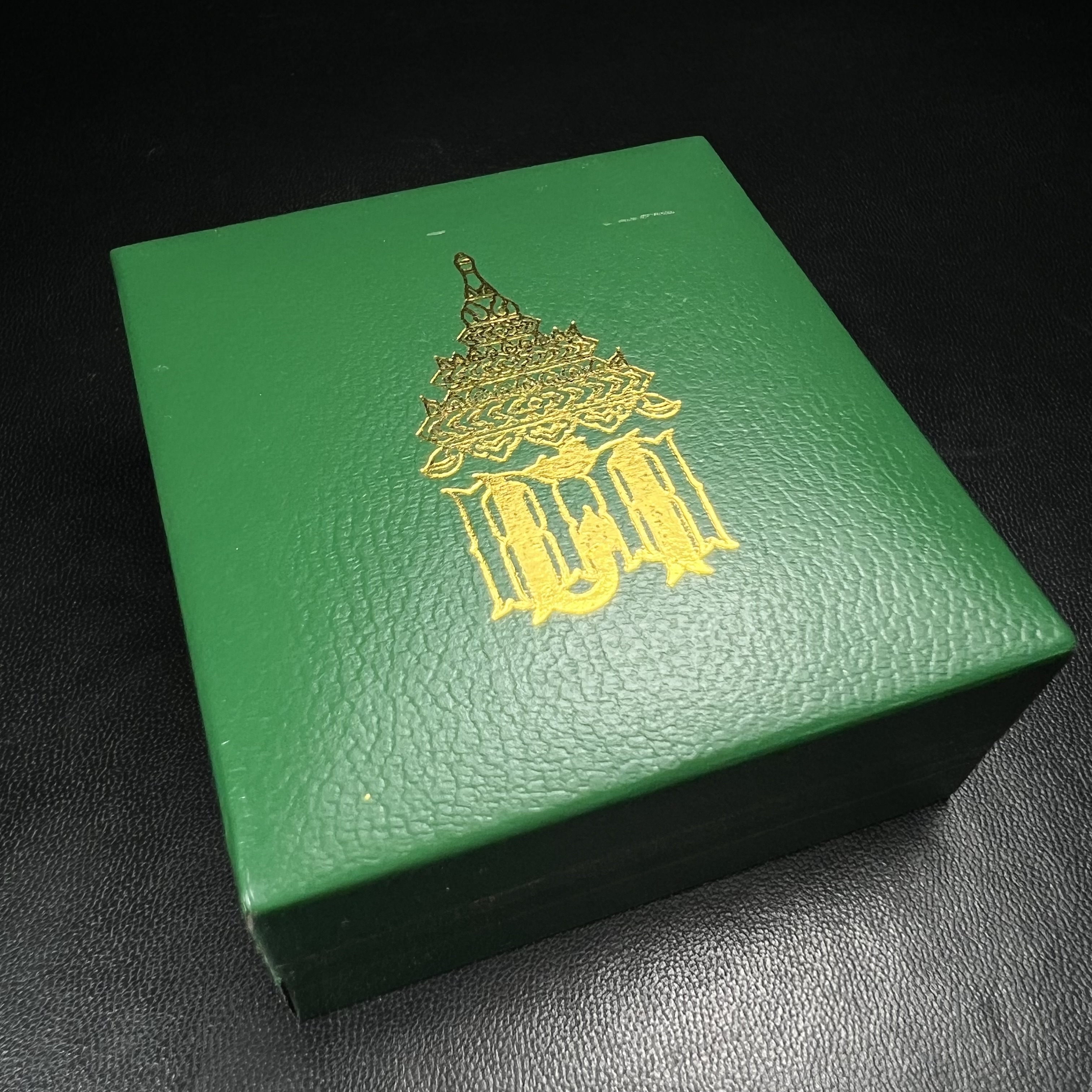 พระพุทธโสธร รุ่น กศก. 120 ปี เนื่องในโอกาสครบ 120 ปี กรมศุลกากร กระทรวงการคลัง จัดสร้าง ปี 2537 เนื้อเงินบริสุทธิ์ 99.9% ผิวขัดเงา(งานบริษัท แพรนด้า จิวเวลรี่)สวยงดงาม ทรงคุณค่า