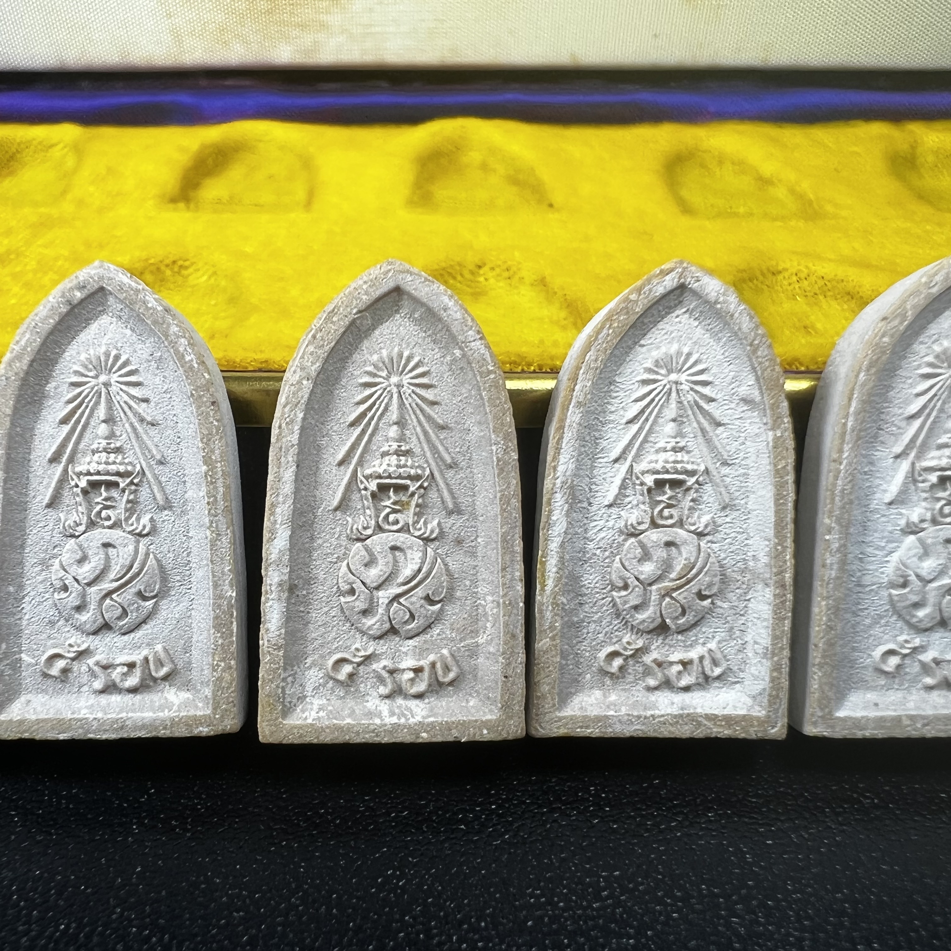 พระไพรีพินาศ ภปร. ครบ 5 รอบ ในหลวงรัชกาลที่ 9 ปี 2530(เนื้อผงพิมพ์ใหญ่) ชุดกรรมการ บรรจุจำนวน 10 องค์ ในกล่อง ตราสัญลักษณ์ ภปร.(ในหลวงรัชกาลที่9เสด็จในพิธีเจิมพระสุหร่าย)พระดี พิธีใหญ่ ประกอบพิธีพุทธาภิเษกพร้อมกับพิธีพระกริ่งปวเรศ ปี2530 วัดบวรนิเวศวิหาร