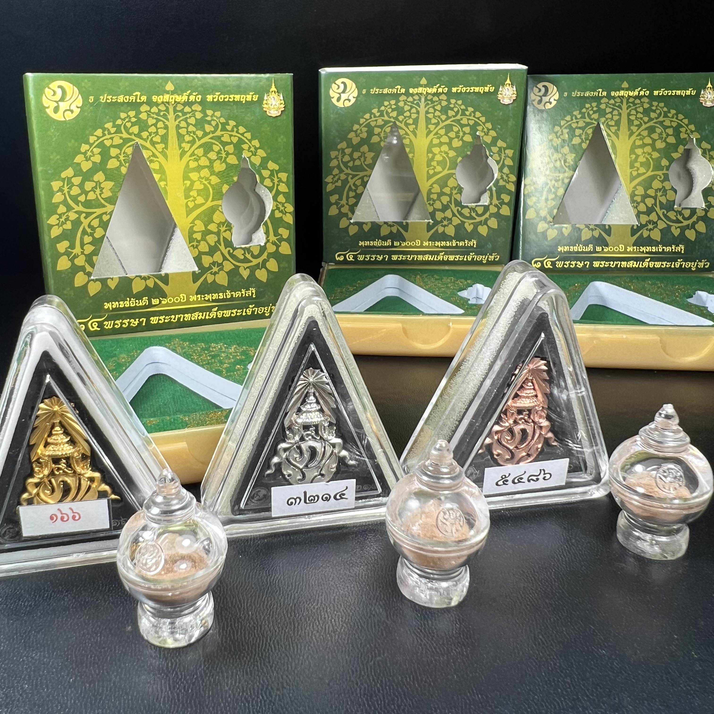 พระพุทธชินราช(จำลอง)ภปร. 84พรรษา เนื้อผงปิดทองด้านหน้า หลัง ภ.ป.ร. เนื้อทองคำ+เนื้อเงินชุบทองคำขาว+เนื้อทองแดง(1ชุด 3องค์)(พระราชทานมวลสาร จิตรลดาและเส้นพระเจ้า(เส้นผม)ในหลวงรัชกาลที่9)พุทธศิลป์ทรงคุณค่าอีกหนึ่งรุ่นยอดนิยม