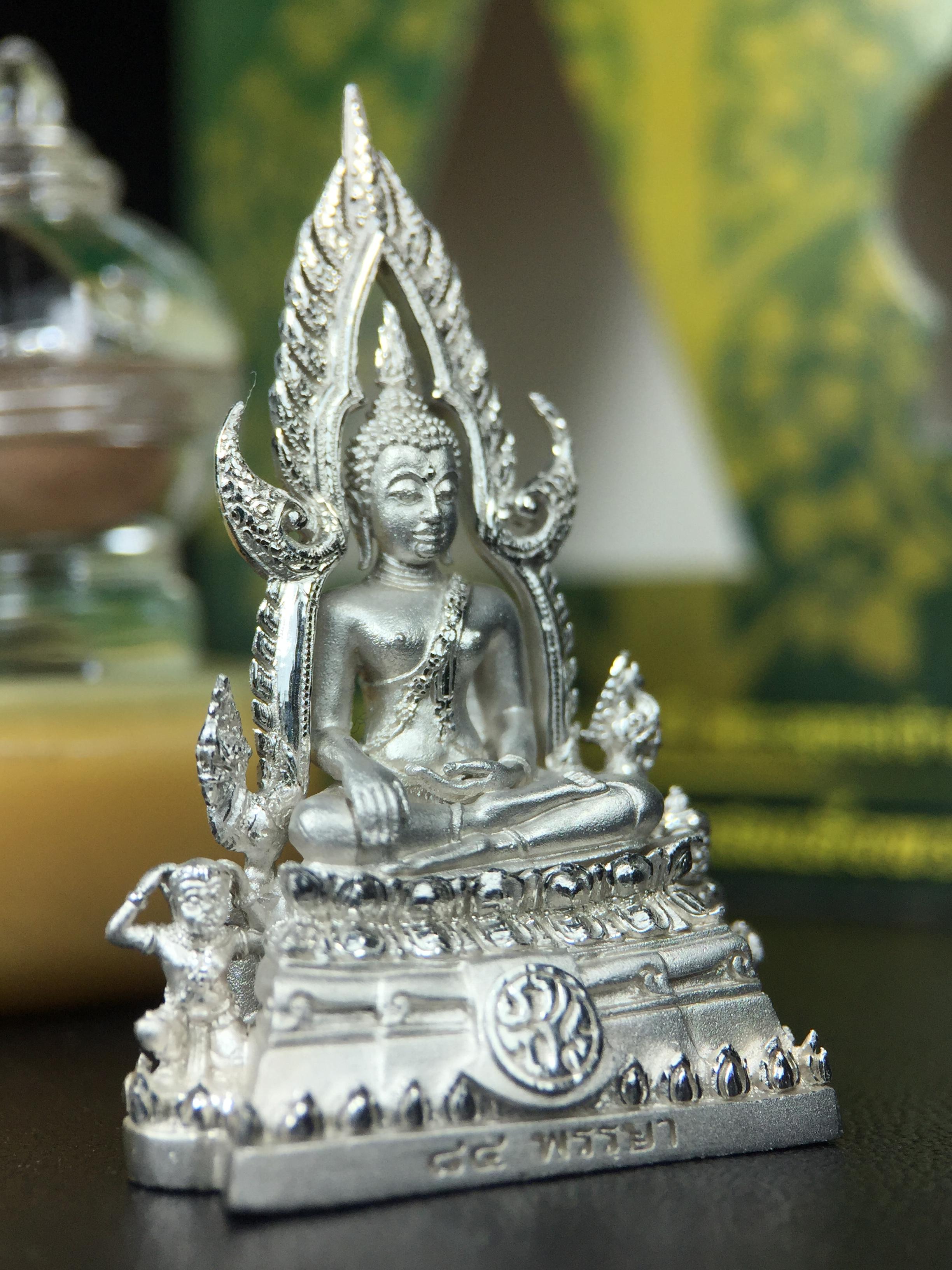 พระพุทธชินราช(จำลอง) ภปร. 84 พรรษา ปี 2554 เนื้อเงินชุบทองคำขาว พิมพ์กลางขนาดหน้าตัก 1/2 นิ้ว(พระราชทานมวลสาร จิตรลดาและเส้นพระเจ้า(เส้นผม)รัชกาลที่9)พุทธศิลป์ทรงคุณค่าอีกหนึ่งรุ่นยอดนิยม