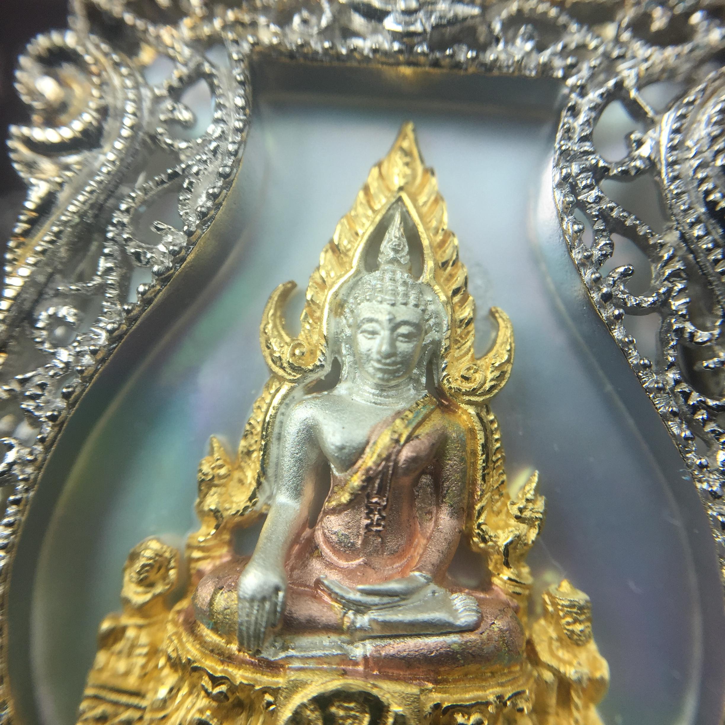 พระพุทธชินราช ภปร. โครงการ "เพราะแผ่นดินนี้ คือ แผ่นดินเกิด" ปี2548(รุ่นแรก) เหรียญทรงเสมา ขนาด 21 x 29 มม.เนื้อเงินสามกษัตริย์ องค์พระชุบสามกษัตริย์ ล้อมด้วยกรอบเงินชุบทองคำขาวสลักเสลาเป็นลวดลายละเอียดอ่อน ส่วนพื้นองค์พระเป็นเปลือกหอยมุขงดงาม