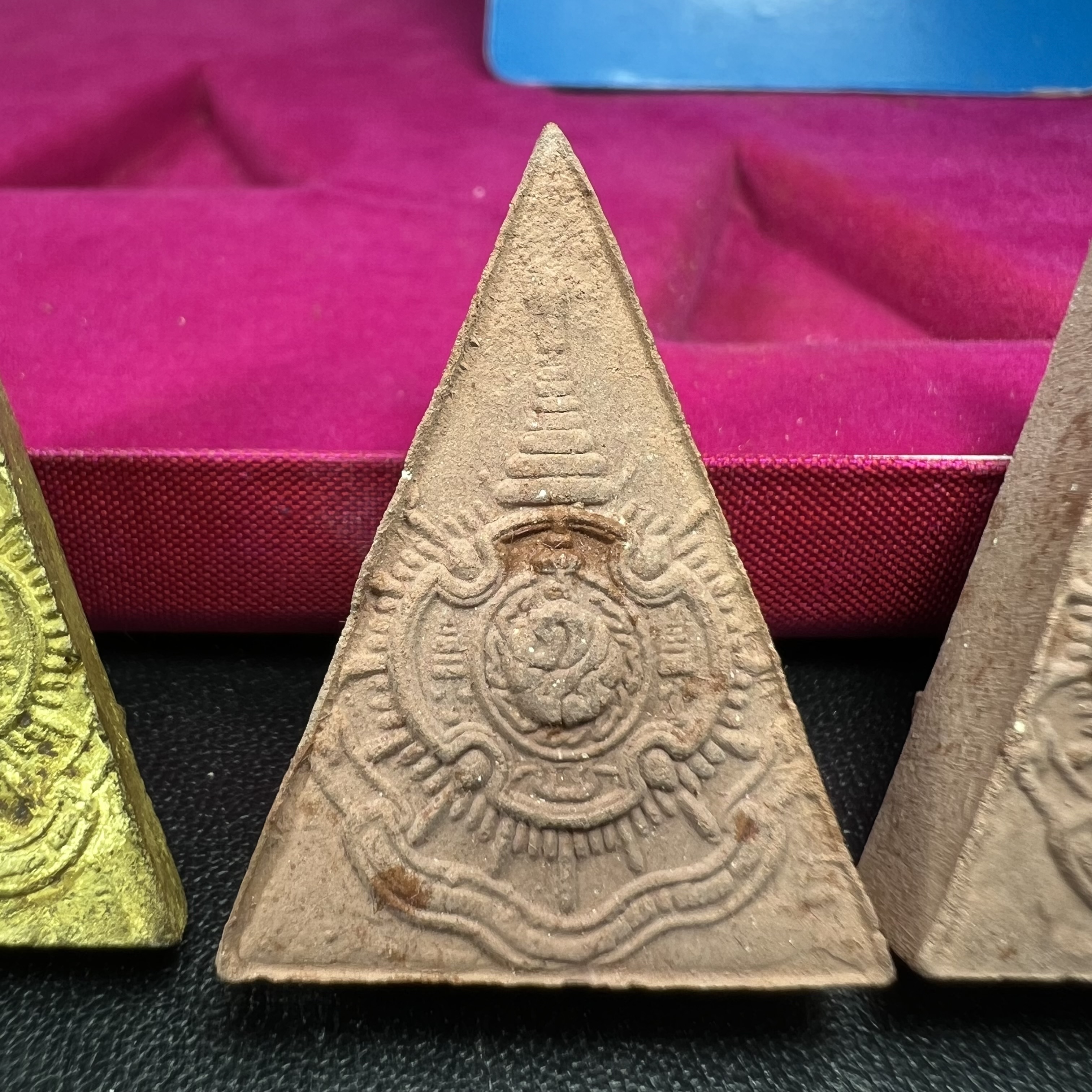 พระสมเด็จนางพญา 9 แผ่นดิน ชุด เบญจรัตนคุณ วัดอรุณราชวราราม จัดสร้างเนื่องในพระราชพิธีมหามงคลรัชกาลที่ 9 เฉลิมพระชนมพรรษา 6 รอบ 5 ธันวาคม 2542 ชุด เบญจรัตนคุณ ชุดหมายเลข ๓๐๙ (ชุดพิเศษพิมพ์กรรมการ 1 ใน 1000 ชุด)หายาก