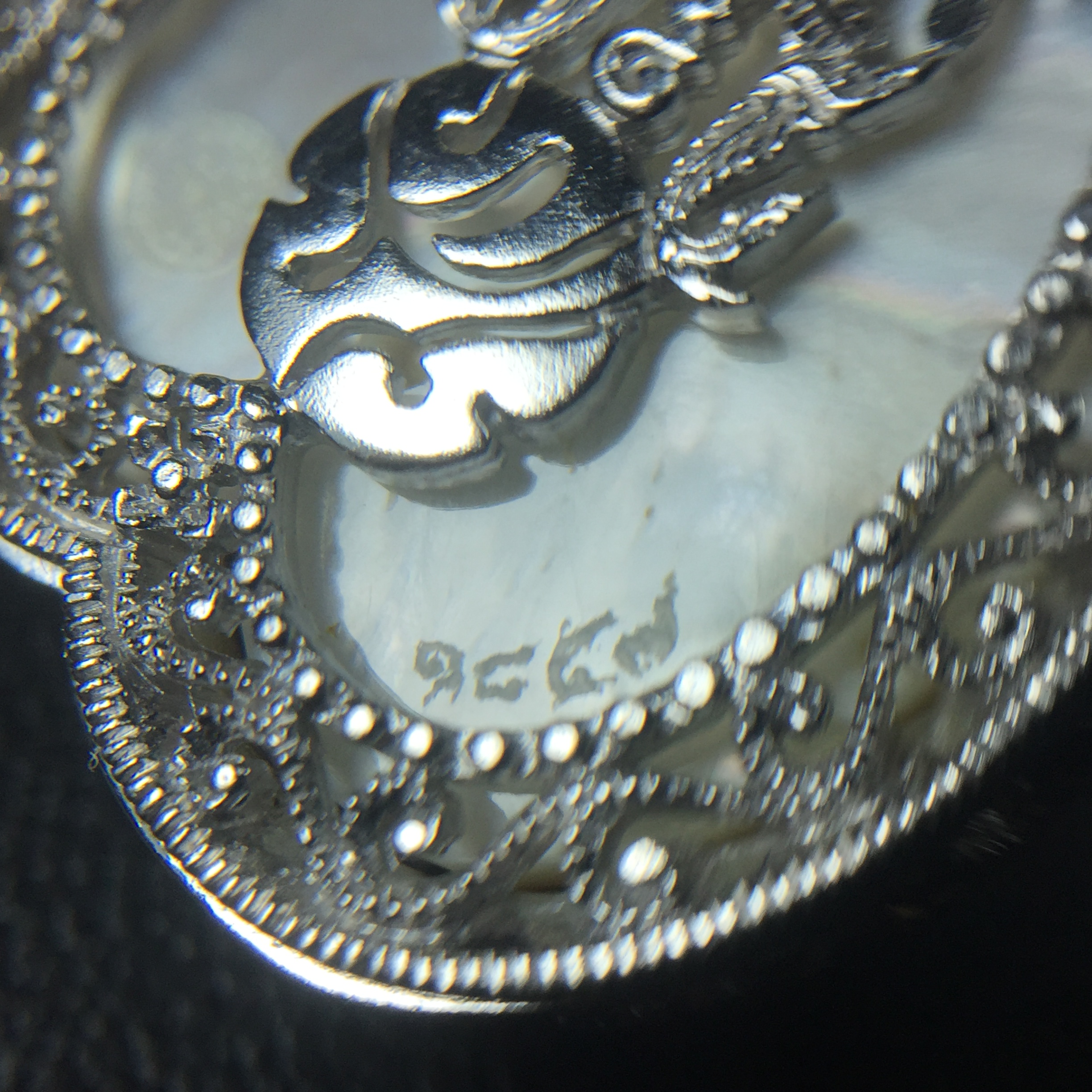 พระพุทธชินราช ภปร. โครงการ "เพราะแผ่นดินนี้ คือ แผ่นดินเกิด" ปี2548(รุ่นแรก) เหรียญทรงใบโพธิ์ ขนาด 21 x 29 มม. เนื้อเงินสามกษัตริย์ องค์พระชุบสามกษัตริย์ ล้อมด้วยกรอบเงินชุบทองคำขาวสลักเสลาเป็นลวดลายละเอียดอ่อน ส่วนพื้นองค์พระเป็นเปลือกหอยมุข