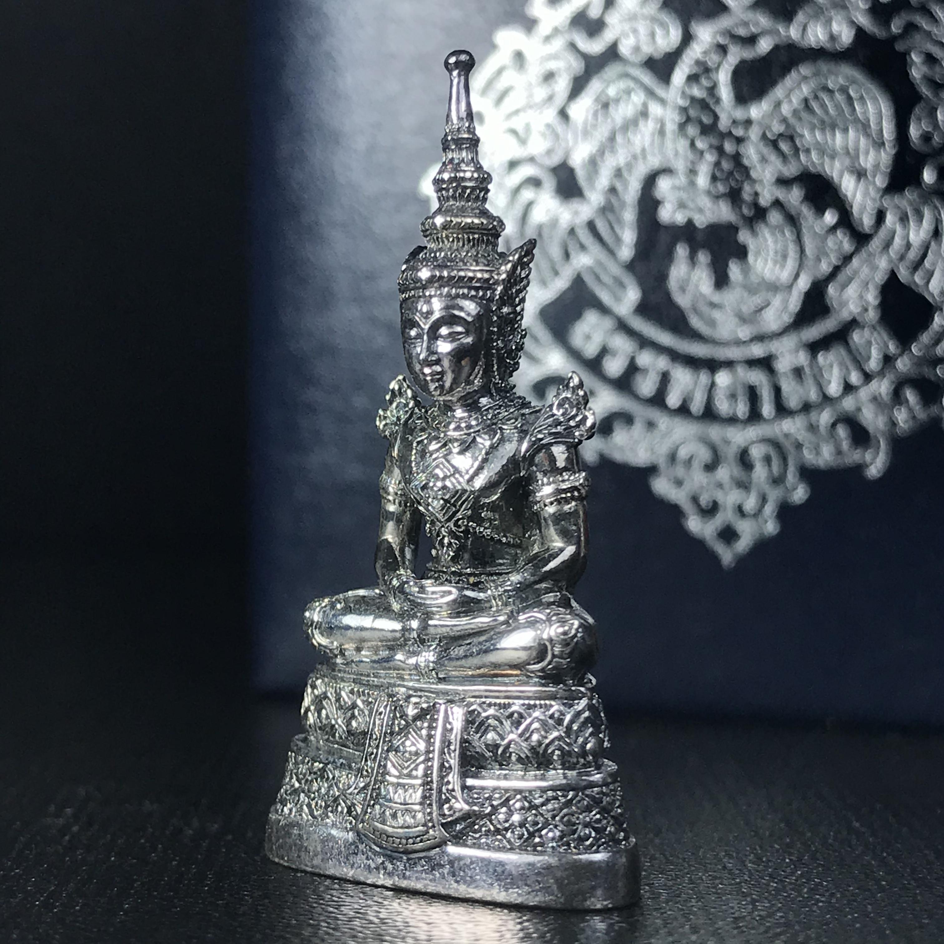 พระแก้วมรกต กรมสรรพสามิตจัดสร้างขึ้นเนื่องในโอกาสครบรอบ 64 ปีของกรมสรรพสามิต และเนื่องในวโรกาสที่พระบาทสมเด็จพระเจ้าอยู่หัวทรงครองราชย์ครบ 50 ปีในปีกาญจนาภิเษก เมื่อ พ.ศ.2539 เนื้อเงินรมดำขัดเงาพร้อมกล่องบรรจุเดิม