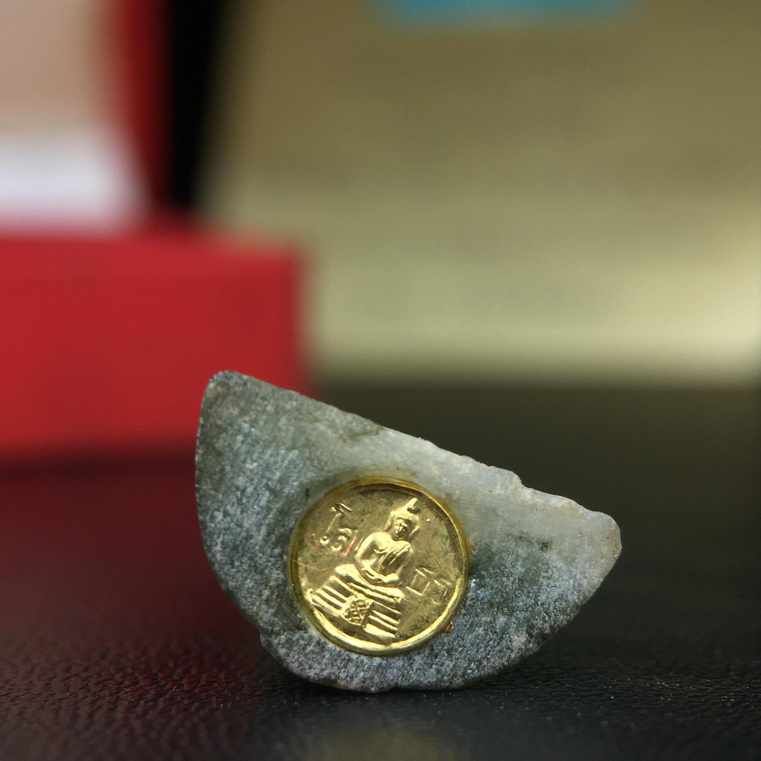 พระพุทธโสธร เนื้อหยก(รุ่นแรก) รุ่นประวัติศาสตร์ พุทธาภิเษก วันที่ 3 กันยายน พ.ศ.2543 ณ พระอุโบสถวัดโสธรวรารามวรวิหาร อ.เมือง จ.ฉะเชิงเทรา พิมพ์ลอยองค์ใต้ฐานมีโค๊ตแผ่นทองคำแท้กำกับทุกองค์พร้อมกล่องบรรจุและบัตรรับรองเดิมครบชุด (1 ใน 3999 องค์)นิยมหายาก