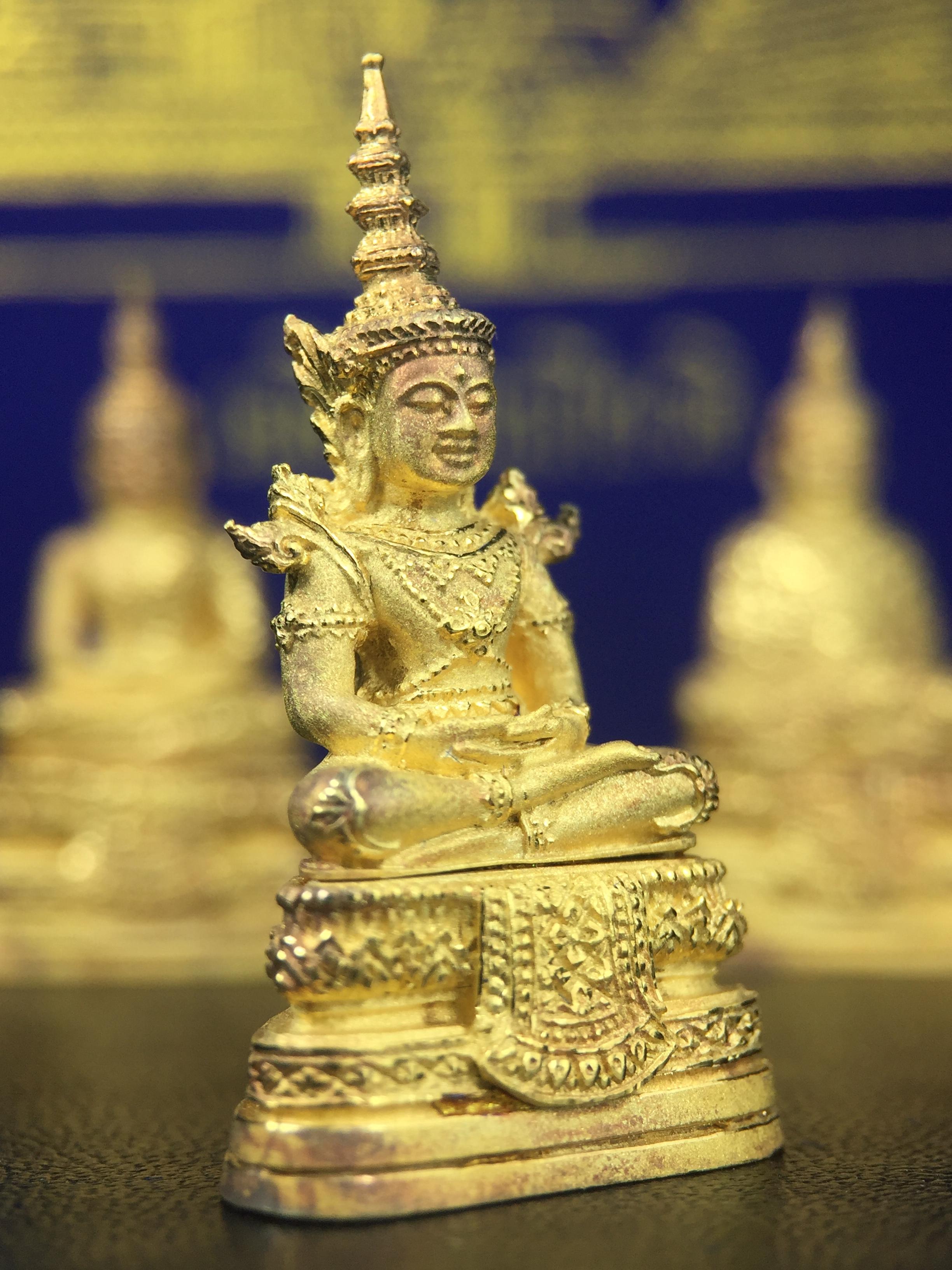 พระพุทธมหามณีรัตนปฎิมากร(พระแก้วมรกต)รุ่น เฉลิมพระเกียรติ วัดพระศรีรัตนศาสดารามราม(วัดพระแก้ว) ปี2543 เนื้อเงินชุบทองพ่นทรายขัดเงาบางส่วน พิมพ์ใหญ่ลอยองค์ ชุด 3 ฤดู ตอกโค๊ตหมายเลขเดียวกันทั้ง3องค์ ชุดหมายเลข( ช147)สภาพผิวสวยดุจทองคำกล่องบรรจุเดิมครบ