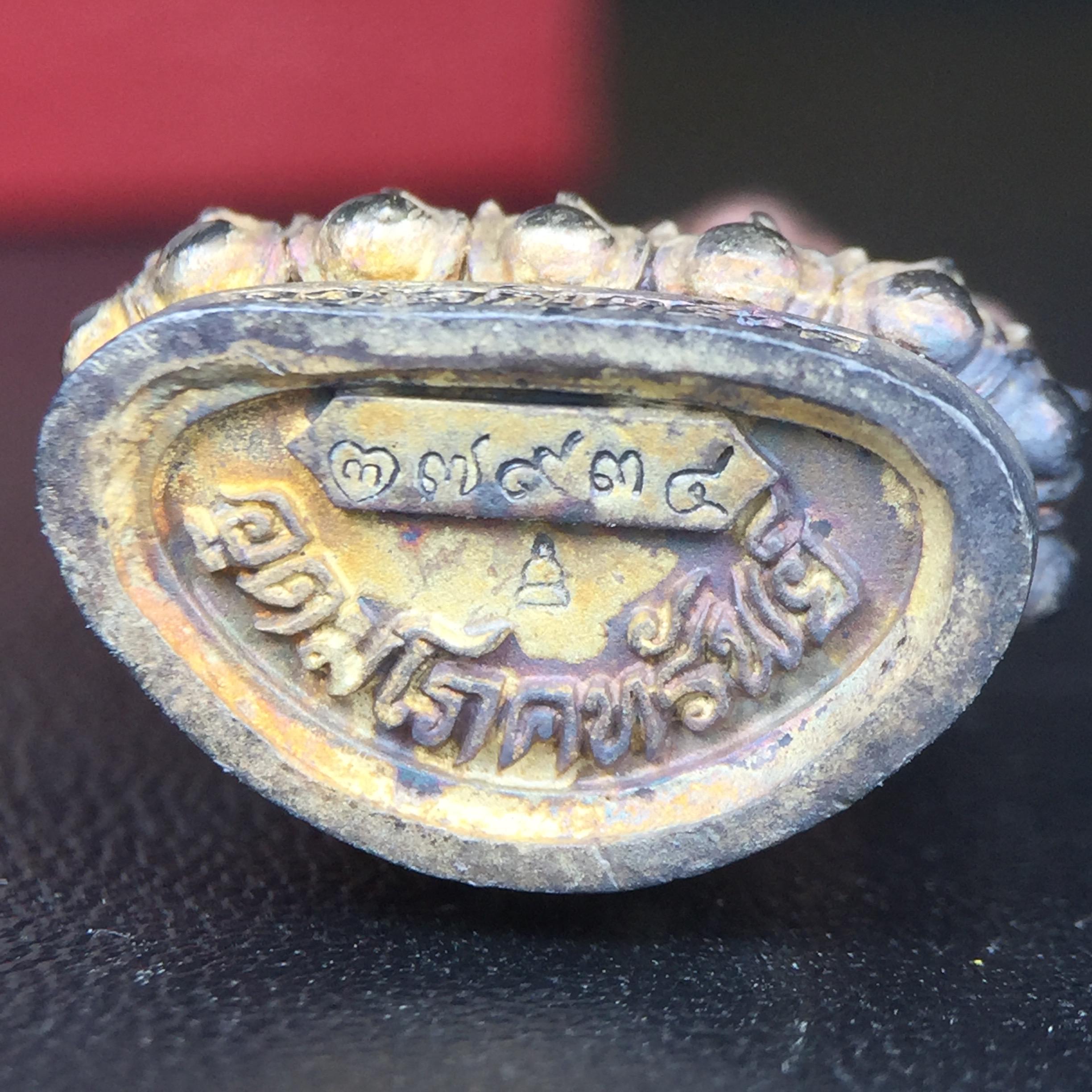 พระกริ่งอวโลกิเตศวร ( เจ้าแม่กวนอิม ) วัดโพธิ์แมนคุณาราม รุ่นอุดมโภคทรัพย์ พ.ศ.2539 เนื้อเงิน 3 กษัตริย์ พ่นทราย(ผิวเดิม ขึ้นสีรุ้งธรรมชาติ แบบนิยม เสน่ห์ของพระเนื้อเงิน) (พร้อมกล่องบรรจุการ์ดใบรับรองเดิมครบ) (อีกหนึ่งรุ่นยอดนิยม พุทธศิลป์สวยงดงาม)