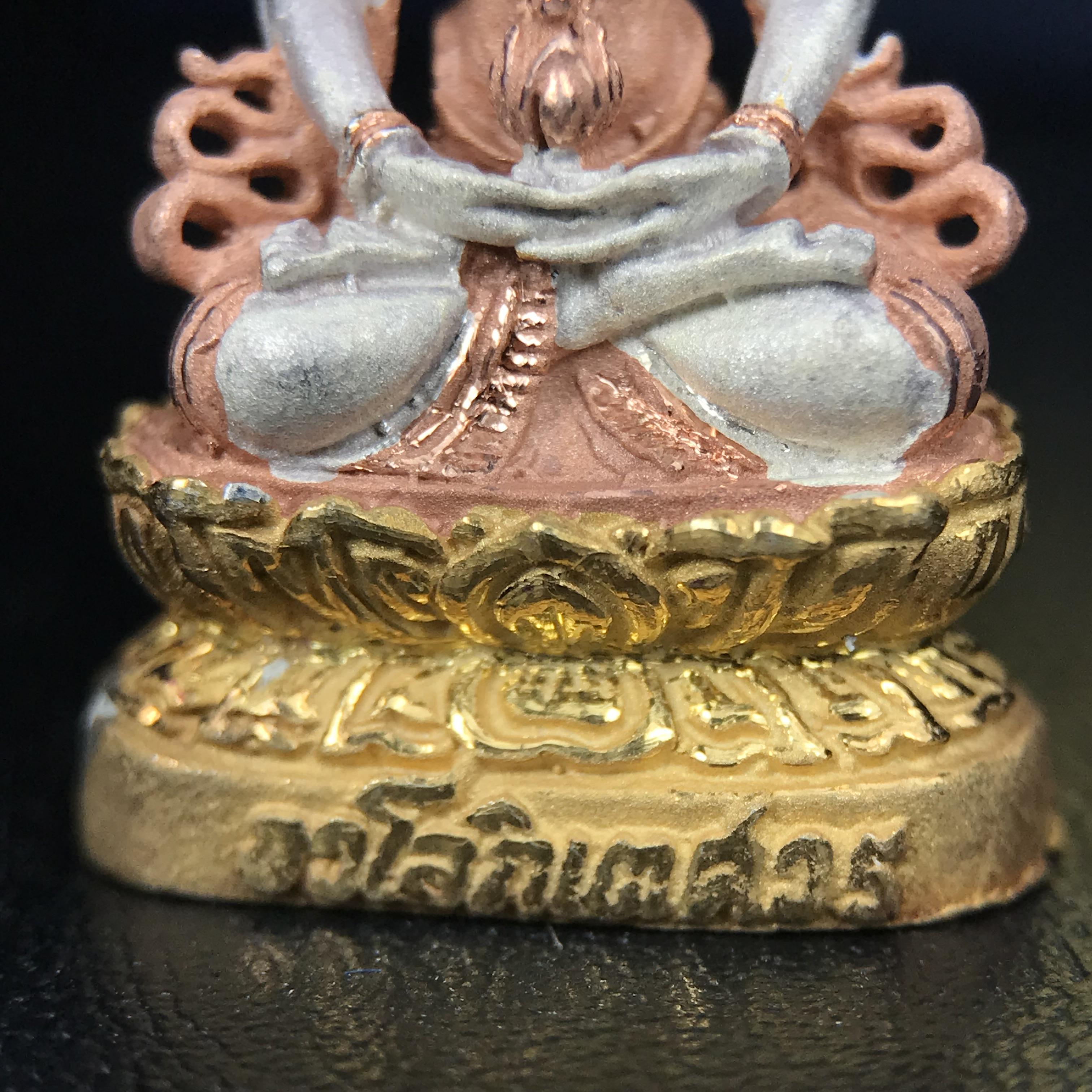 พระอวโลกิเตศวร เมตตา มหาบารมี พิธีพุทธาภิเษก ณ อุโบสถ วัดบวรนิเวศวิหาร 3 พฤษภาคม 2540 เนื้อเงินสามกษัตริย์ ขนาด 3.2 x 2.7 ซม. ตอกโค๊ตใต้ฐานพร้อมกล่องบรรจุเดิม สวย ครบ สมบูรณ์(รุ่นนี้หายาก พบเจอน้อยมาก)