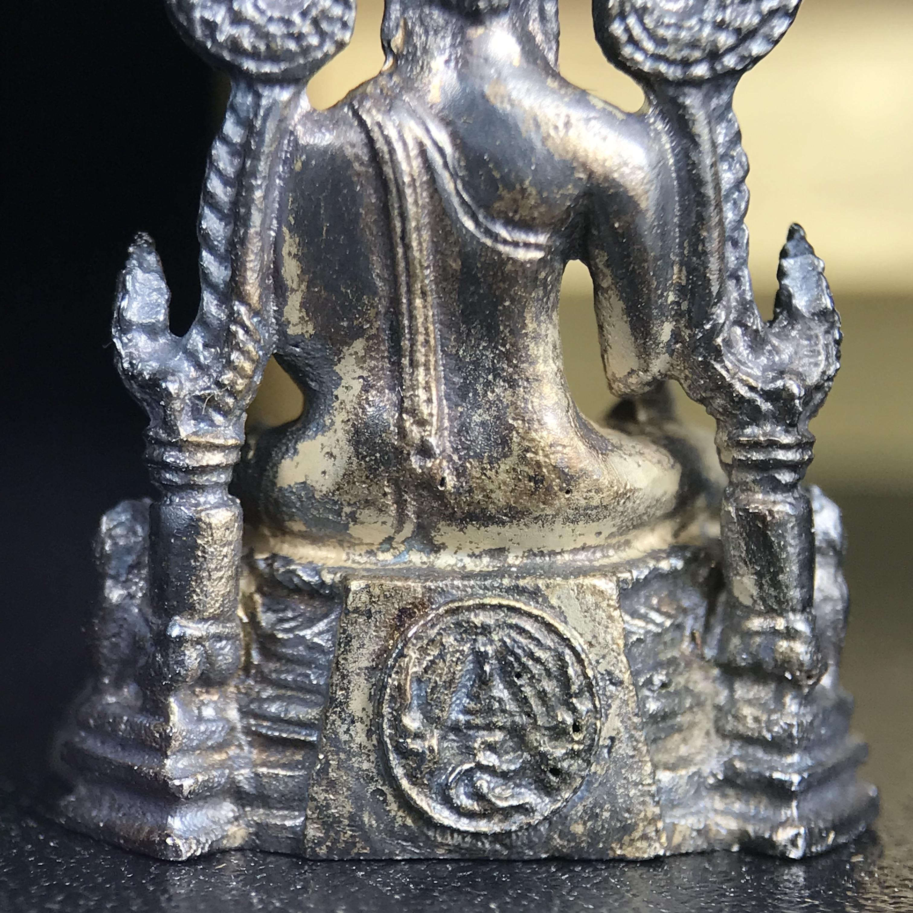 พระกริ่งพระพุทธชินราช มวก. วัดเบญจมบพิตรฯ ปี 2519(รุ่นพิเศษ รุ่นแรก รุ่นเดียว)เนื้อเงิน(สภาพสวยผิวเดิมติดรุ้งผิวขึ้นน้ำทองสวยมีเสน่ห์ตามกาลเวลา)(ในหลวงรัชกาลที่9และสมเด็จพระราชินีเสด็จฯเททอง)(พิธีใหญ่ เกจิอาจารย์ในยุคยอดนิยมร่วมปลุกเสก) (องค์หมายเลข ๓๐๓๔)