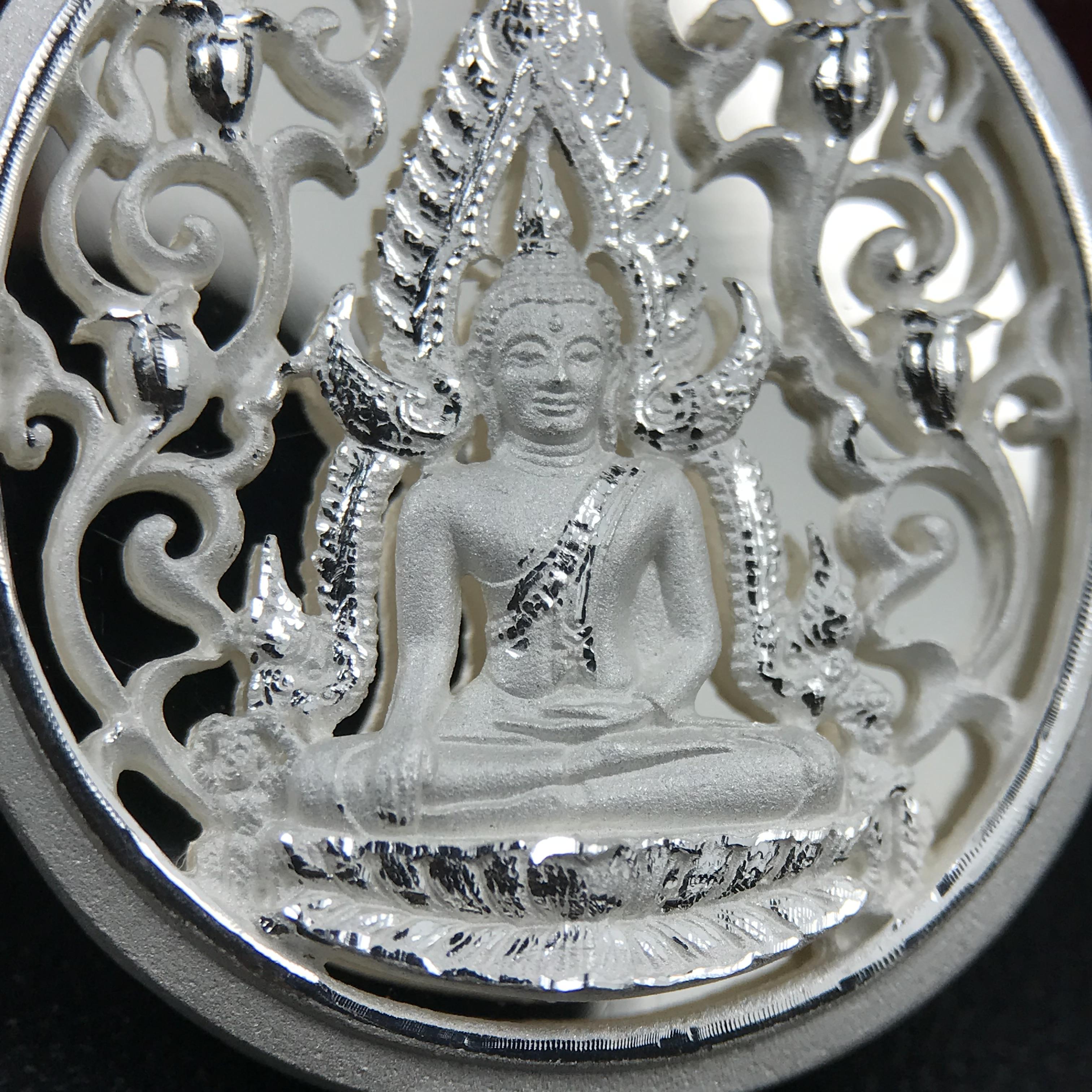 พระพุทธชินราช รุ่น ประวัติศาสตร์ มูลนิธิเพื่อตำรวจไทยจัดสร้าง ปี 2562 เนื้อเงินขัดเงา พิมพ์เหรียญรูปไข่ฉลุลายไทย พิมพ์ใหญ่ พระพุทธชินราช แบบจิวเวอร์รี่ (ขนาดสูง 2.9 ซม.) (สภาพ สวย ซีนซองเดิม กล่องบรรจุเดิมครบสมบูรณ์)