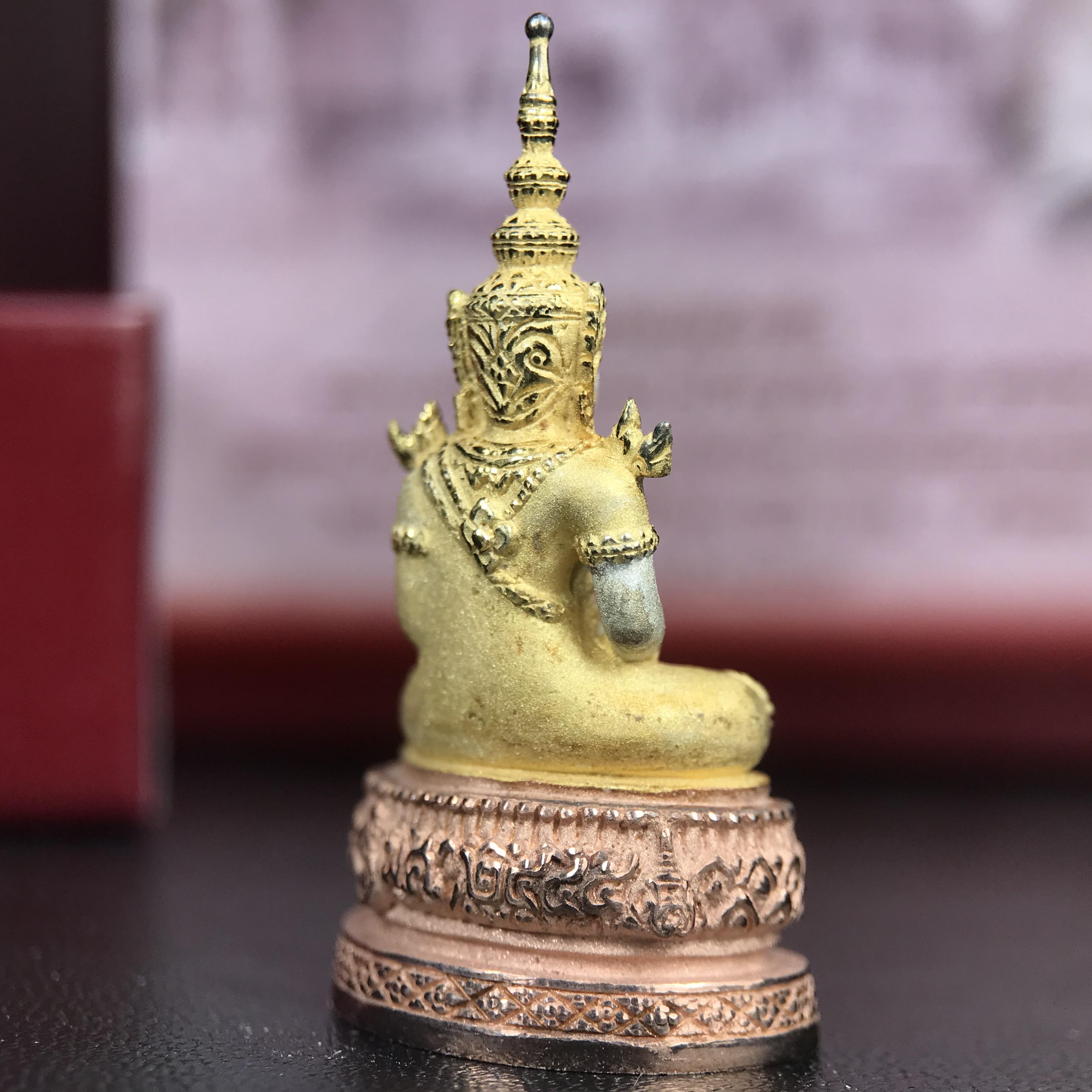 พระแก้วมรกต ภปร.(รุ่นแรก) ปี2545 จัดสร้างในมหาวโรกาส พระบาทสมเด็จพระเจ้าอยู่หัวรัชกาลที่ 9 ครบรอบ 75 พรรษา และฉลองกรุงรัตนโกสินทร์ครบ 220 ปี พิมพ์ลอยองค์ใหญ่ เนื้อเงินบริสุทธิ์ 92.5%(สามกษัตริย์) ขนาด 19*35 มม. พร้อมกล่อง สวยครบสมบูรณ์(องค์หมายเลข ๑๙๘)