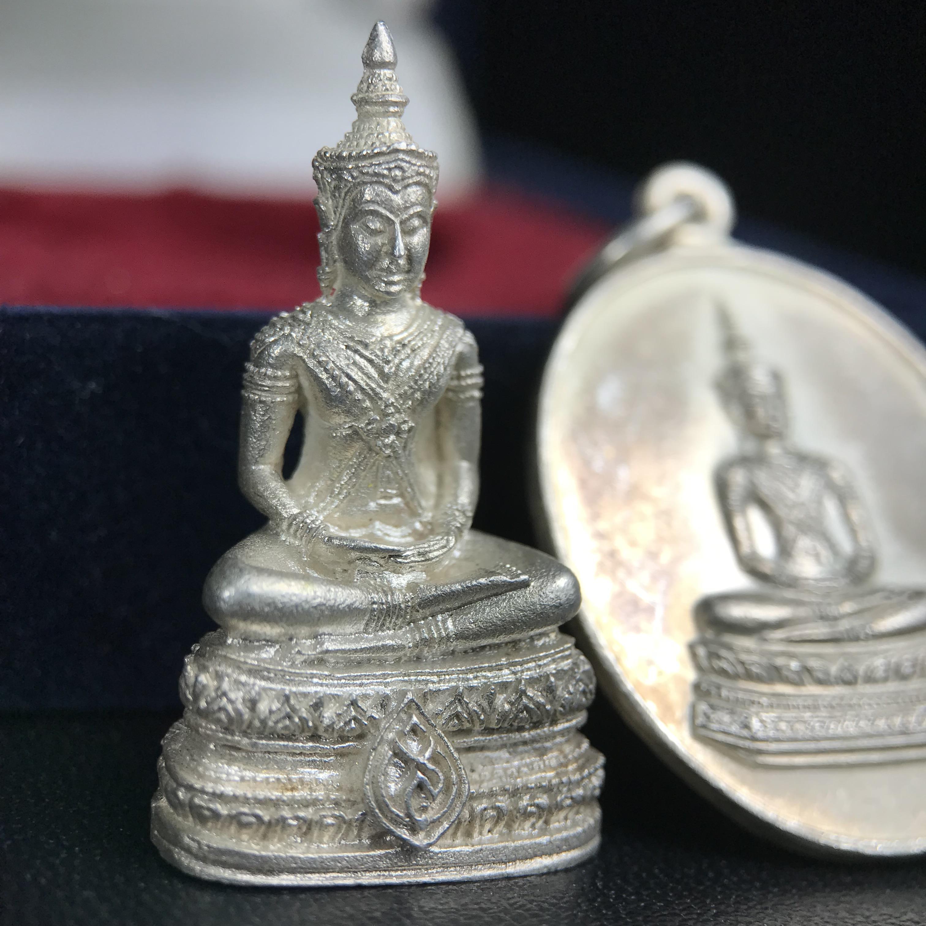 พระวาสนะเวศม์ พร้อมเหรียญ ชุดกรรมการ เนื้อเงิน(หายากพบเจอน้อย) สร้างในโอกาสสมเด็จย่าทรงเปิดสถานสงเคราะห์คนชรา 8 พฤษภาคม ปี 2530 กรมประชาสงเคราะห์จัดสร้าง พิธีปลุกเสก วัดบวรนิเวศวิหาร