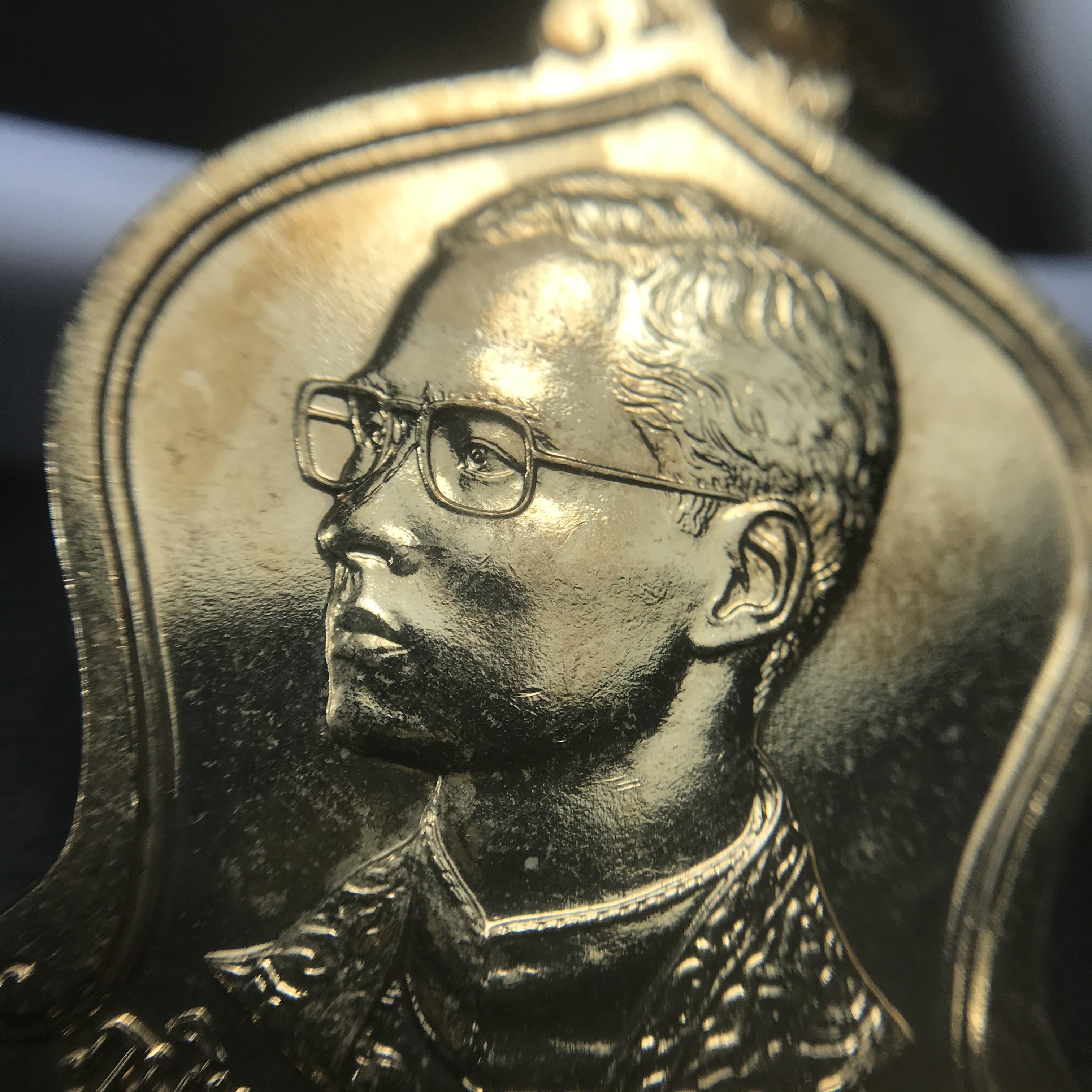 เหรียญเสมาที่ระลึกมหามงคลเฉลิมพระชนมพรรษา 5 รอบ ปี2530 เนื้อบรอนซ์กะไหล่ทอง(ทรงเสมาระฆังคว่ำ)