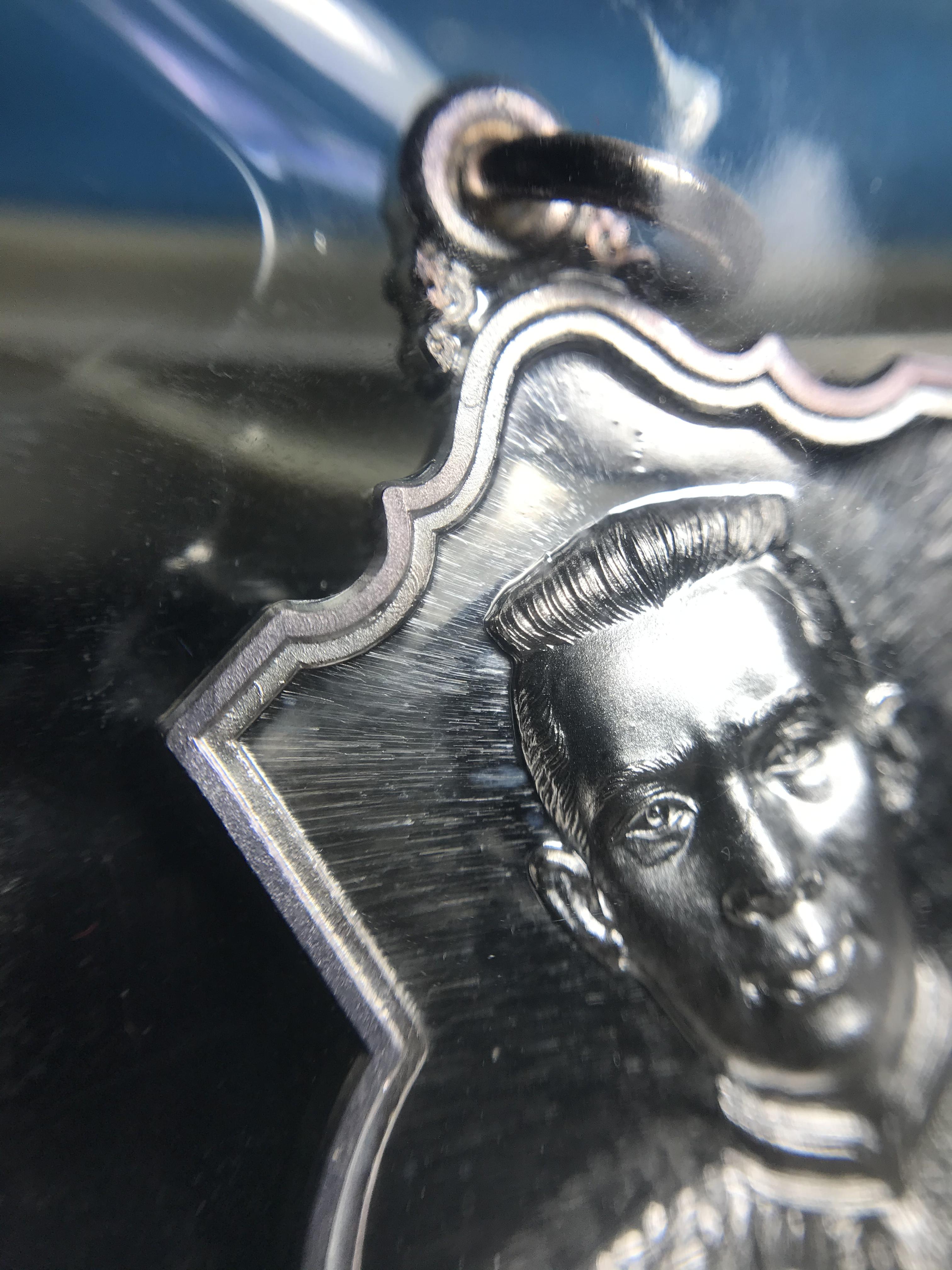 เหรียญสมเด็จพระนเรศวรมหาราช รุ่นสู้ หลัง สก. ปี2548 พิธีใหญ่ เนื้อเงิน(คงสภาพผิวเดิม พี้นผิวกระจก ซีนซองเดิม กล่องครบ)หายาก