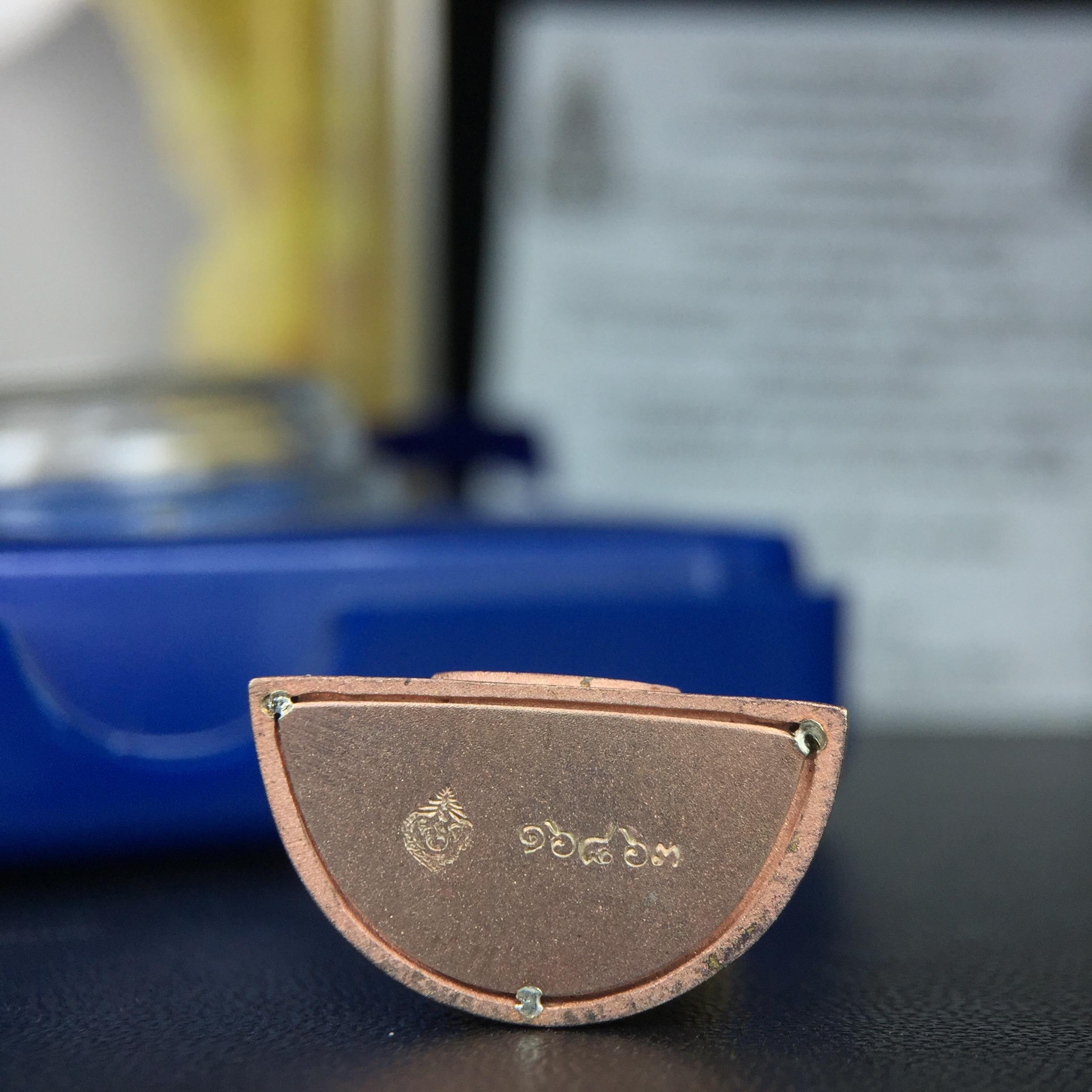 พระแก้วมรกต(จำลอง)ลอยองค์ ขนาดหน้าตัก 1/2 นิ้ว ทรงเครื่องฤดูร้อน เนื้อเงินสามกษัตริย์ ตราสัญลักษณ์ฉลองสิริราชสมบัติ ครบ 60 ปี พ.ศ.2549(สภาพสวย ครบ สมบูรณ์)