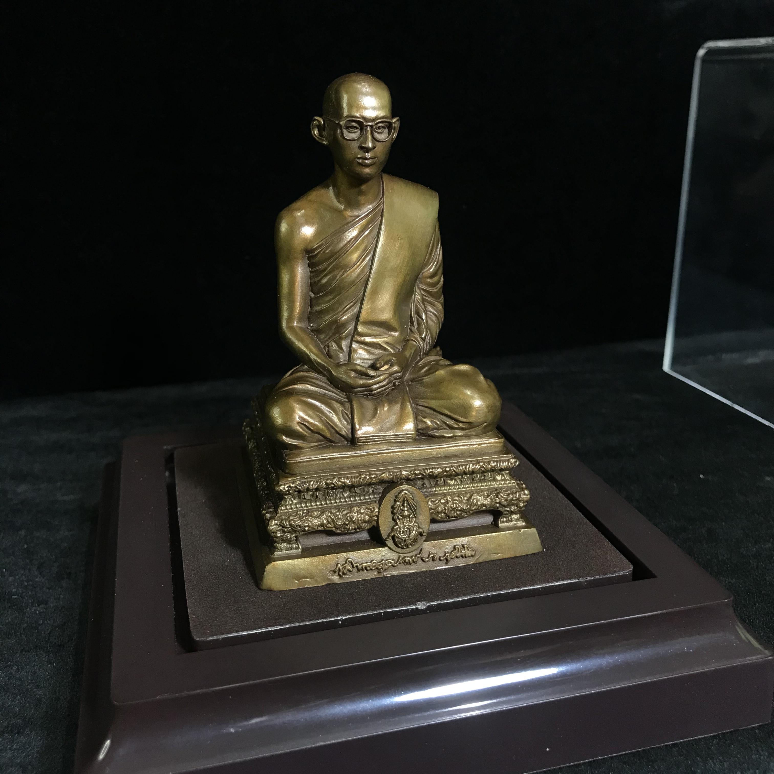 พระบรมรูปพระบาทสมเด็จพระเจ้าอยู่หัวรัชกาลที่9 ทรงผนวช(หน้าตัก2นิ้ว) เนื่องในโอกาสมหามงคลเฉลิมพระชนมพรรษา 7 รอบ 84 พรรษา 5 ธันวาคม 2554 (ใต้ฐานบรรจุผงจิตรลดามหามงคล และเส้นพระเจ้า ร.9)(คัดสภาพสวย แบบนิยม พร้อมครอบเดิม)(หายาก)