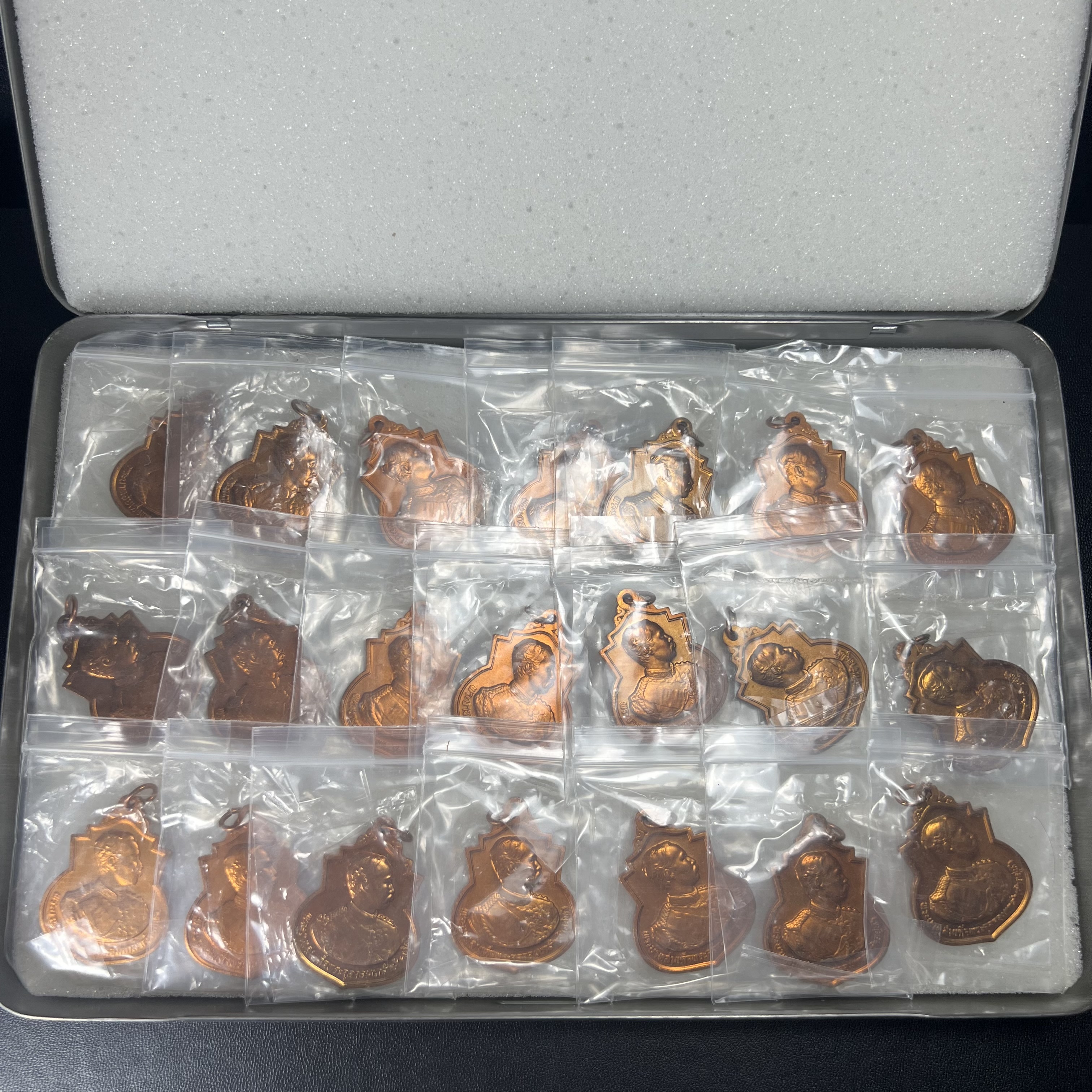 เหรียญที่ระลึกรัชกาลที่ 5 รุ่น ครบ 108 ปี โรงเรียนนายร้อยพระจุลจอมเกล้า ปี 2538 เหรียญเสมาเนื้อทองแดง (คัดสภาพสวยซีนซองเดิม ผิวเดิมสวยมาก) ผลิตโดย กองกษาปณ์ กรมธนารักษ์ สมเด็จพระญาณสังวร สมเด็จพระสังฆราช วัดบวรนิเวศวิหาร ทรงเป็นประธาน(นิยม พิธีใหญ่)