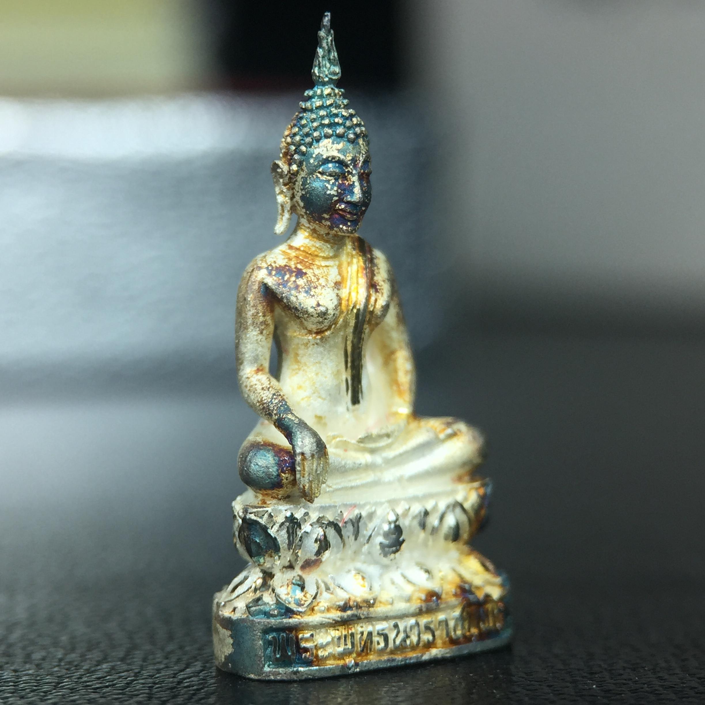 พระชัยวัฒน์พระพุทธนวราชบพิตร ครองสิริราชสมบัติครบ 50 ปี พ.ศ.2540 ขนาดสูง 1.9 ซม. เนื้อเงิน(ผิวเดิมๆขึ้นสีรุ้งธรรมชาติแบบนิยม(หายาก)สวย) พร้อมกล่องบรรจุเดิมครบสมบูรณ์ 1ใน 9500 องค์(พุทธนวราชบพิตร นิมิตรหมายแห่งความสามัคคี ด้วยไมตรีแห่งองค์พระภูมิพล)