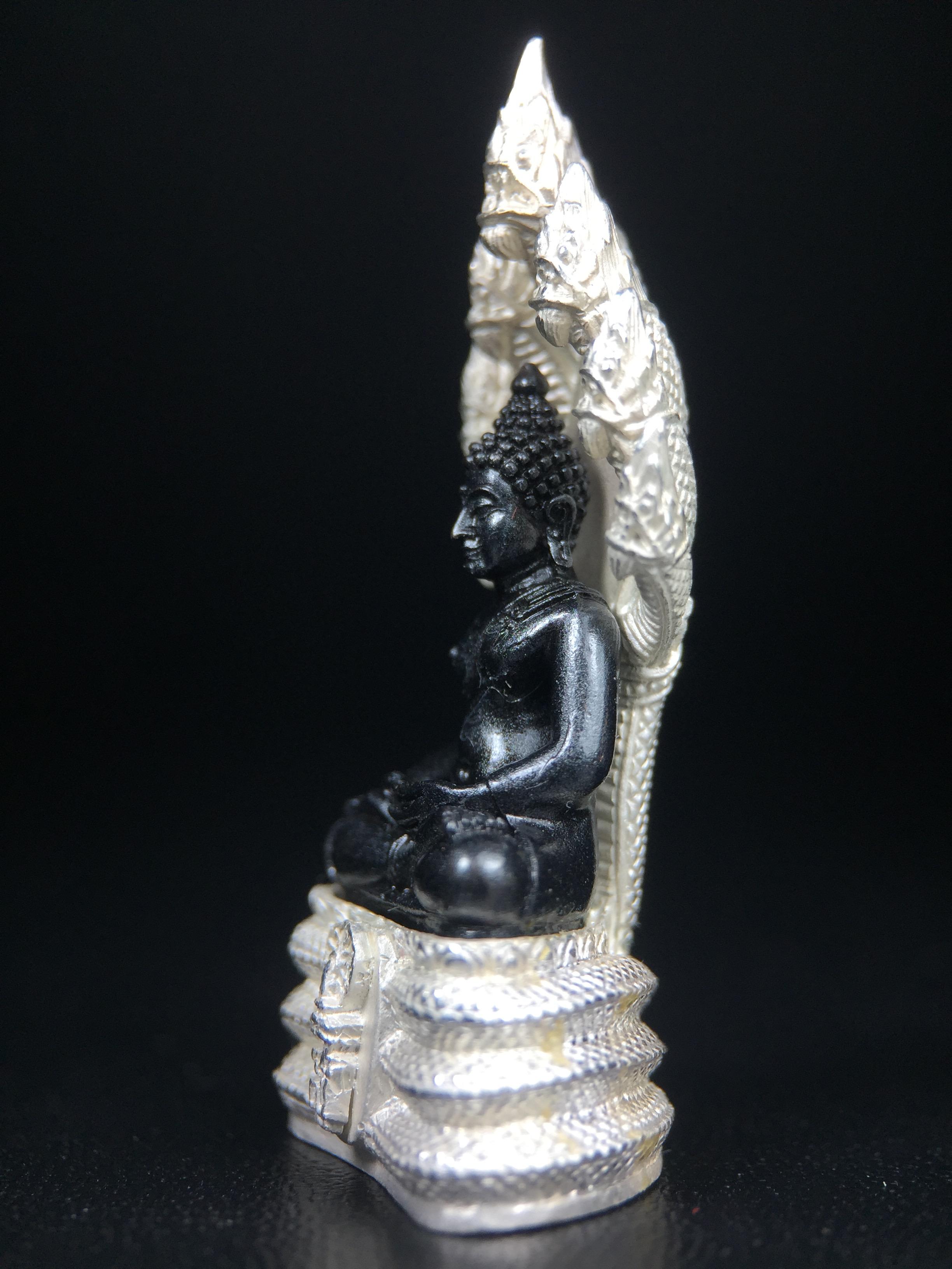 พระนาคปรก สธ. รุ่นสร้างพระอุโบสถเฉลิมพระเกียรติ 4 รอบ 84 พรรษา สมเด็จพระเทพรัตนราชสุดาฯ วัดบวรนิเวศวิหาร ปี 2543 พิมพ์ใหญ่ องค์พระเนื้อนวโลหะ ฐานนาคปรกเนื้อเงิน(สภาพ สวย )พิธีใหญ่ พุทธศิลป์งดงาม หายาก(องค์หมายเลขสวย ๘๓๘) (1 ใน 1999 องค์)