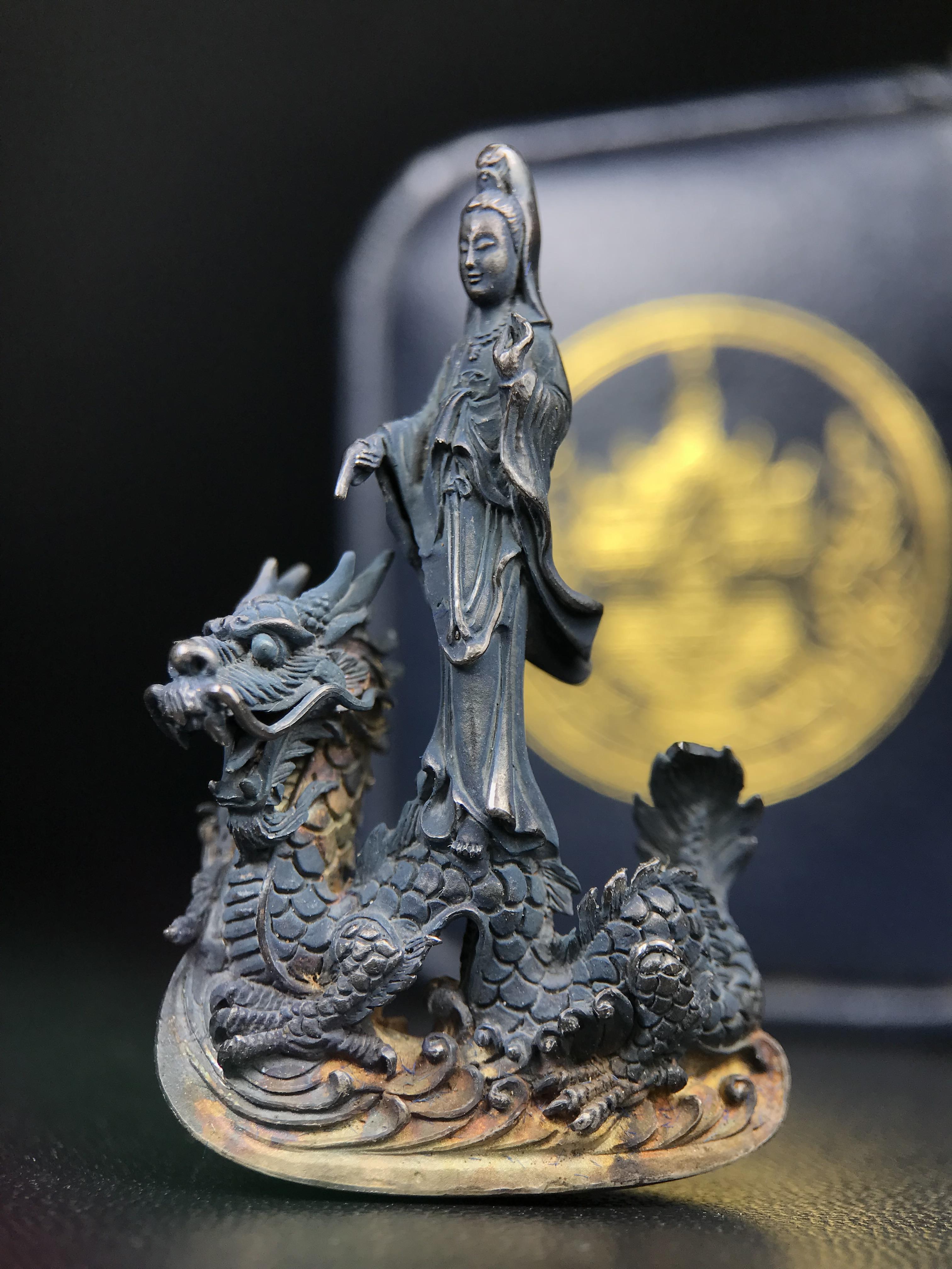 รูปหล่อลอยองค์พระโพธิสัตว์กวนอิม ทรงประทับมังกร จ.ระนอง ปี 2539 เนื้อเงิน พิมพ์ใหญ่(ผิวกลับดำทูโทนเข้มขลังสวยงามมีเสน่ห์)(สภาพผิวเดิม)(เสน่ห์พระเนื้อเงินสีสันที่ธรรมชาติสรรค์สร้าง)เฉลิมฉลองในวโรกาสที่พระบาทสมเด็จพระเจ้าอยู่หัวทรงครองสิริราชสมบัติครบ50ปี