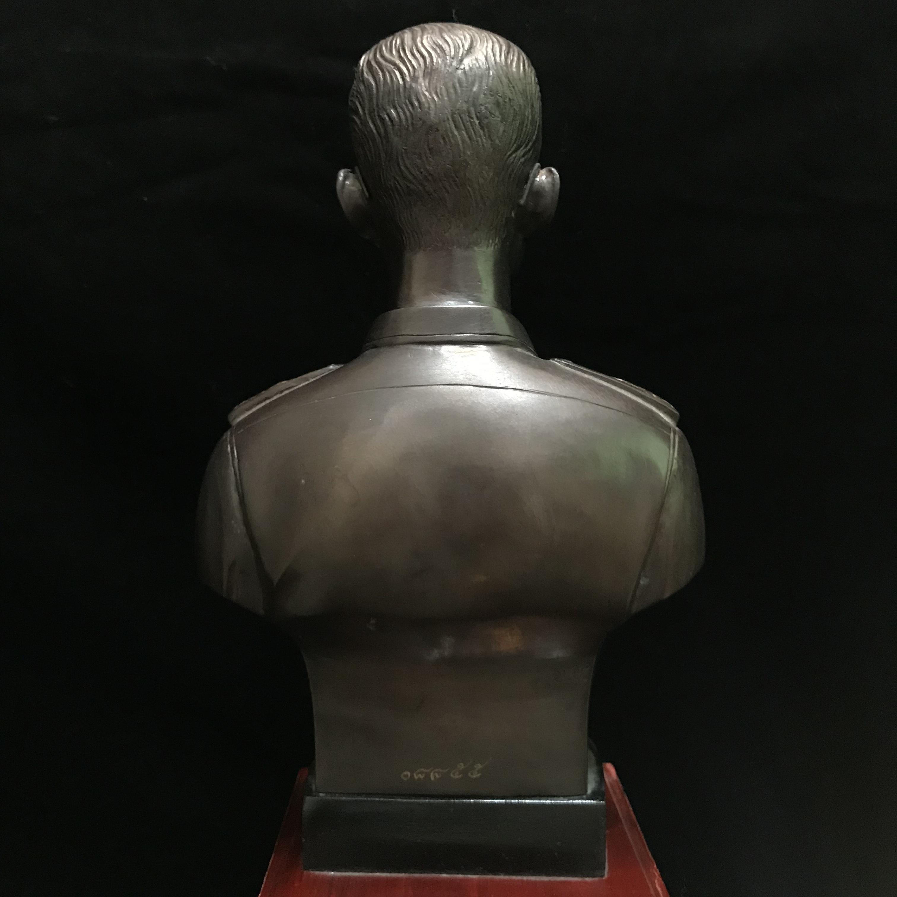 พระบรมรูปหล่อในหลวงรัชกาลที่ 9 กรมราชองครักษ์ รุ่น2 ปี2539 เป็นแบบฐานสูง(เดิมจากผู้จัดสร้าง)(นิยม)(หายาก)