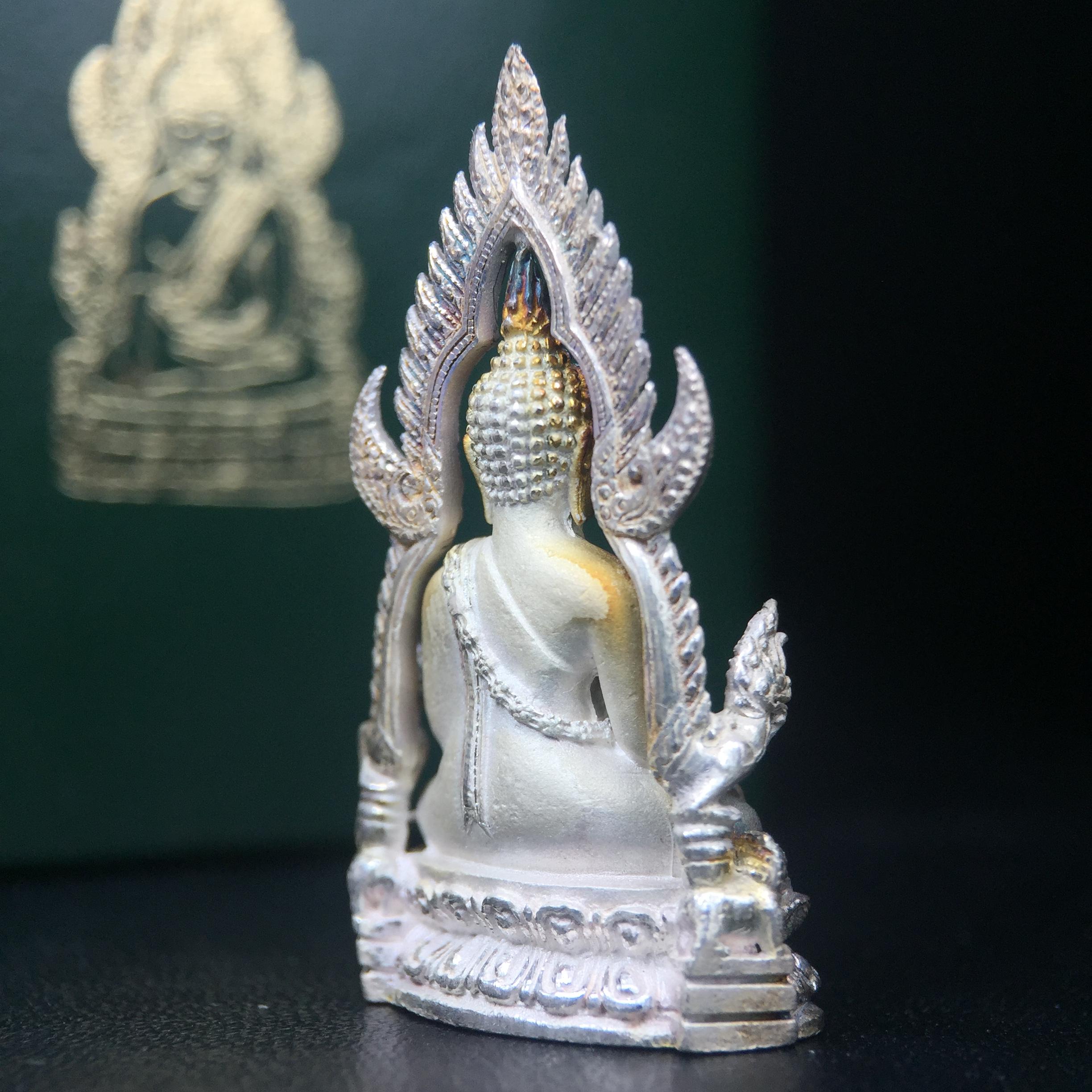 พระพุทธชินราช รุ่นมหาลาภ พิธีพุทธาภิเษกวัดพระศรีรัตนมหาธาตุวรมหาวิหาร จ.พิษณุโลก ปี 2540 เนื้อเงินบริสุทธิ์ 99.9% (นวลเงา)(สภาพผิวเดิมขึ้นสีรุ้ง สวยมากๆเสน่ห์พระเนื้อเงิน สีสันที่ธรรมชาติสรรค์สร้าง) พร้อมกล่องบรรจุเดิม (องค์หมายเลข 11411)(เลขกระจก)นิยม