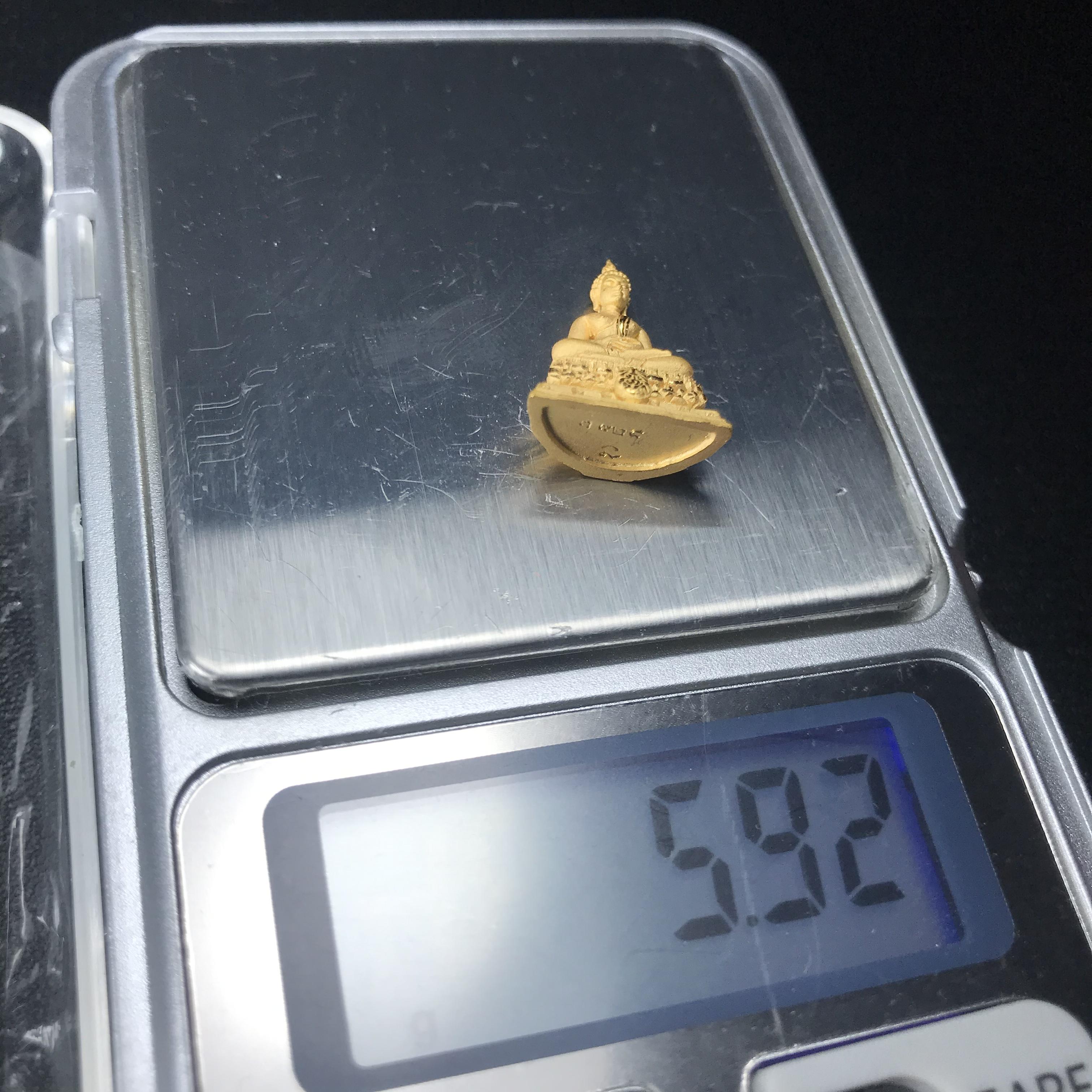 พระชัยวัฒน์พุทธสิหิงค์ ภปร. รุ่นสร้างหอพระธรรมศาสตร์ ปี2542 เนื้อทองคำ(5.9 กรัม) มหาพิธี 3วาระอันยิ่งใหญ่(1ใน5000องค์)