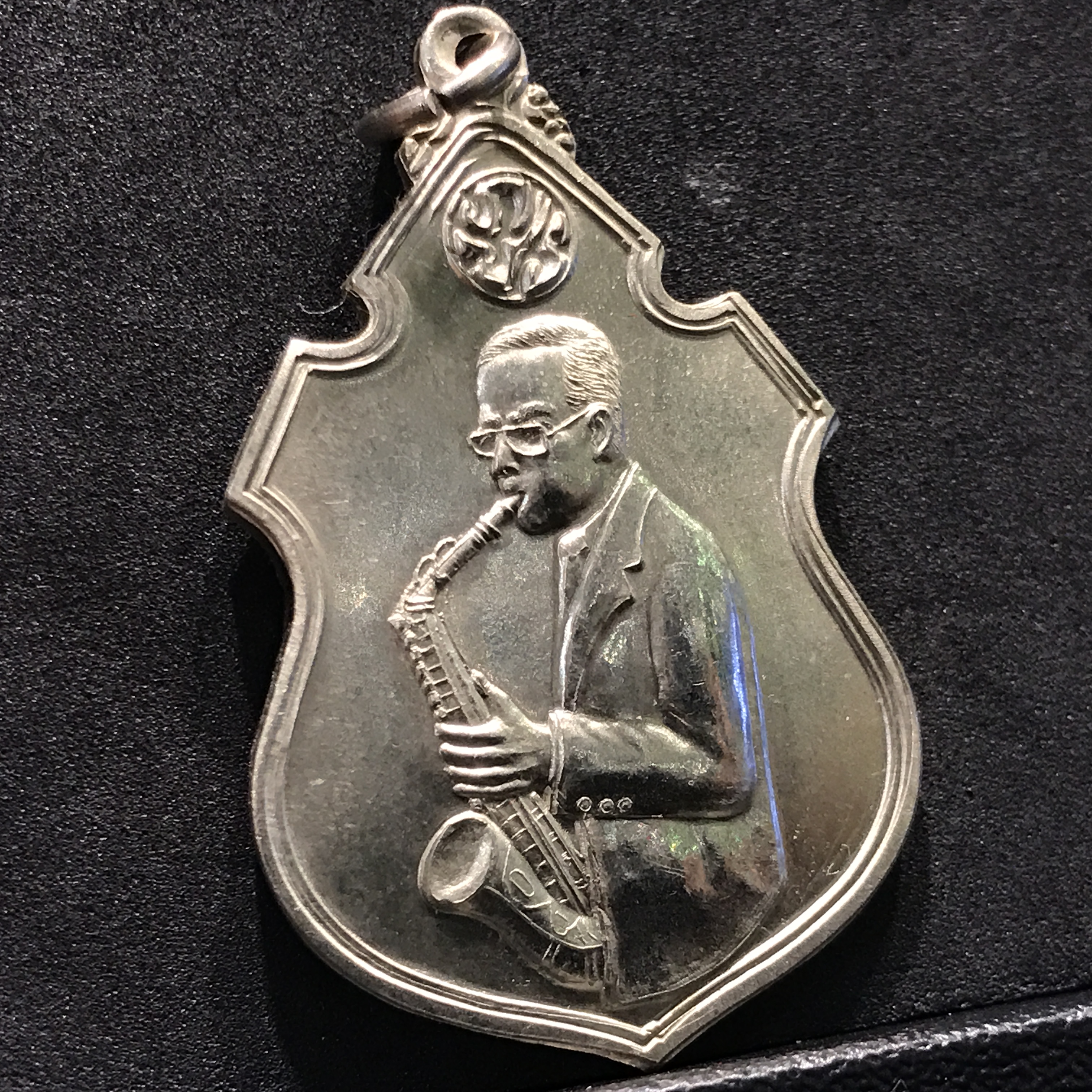 เหรียญครอบครูช่างหลวง(ในหลวงทรงดนตรี) เนื้ออัลปาก้า(หายาก)