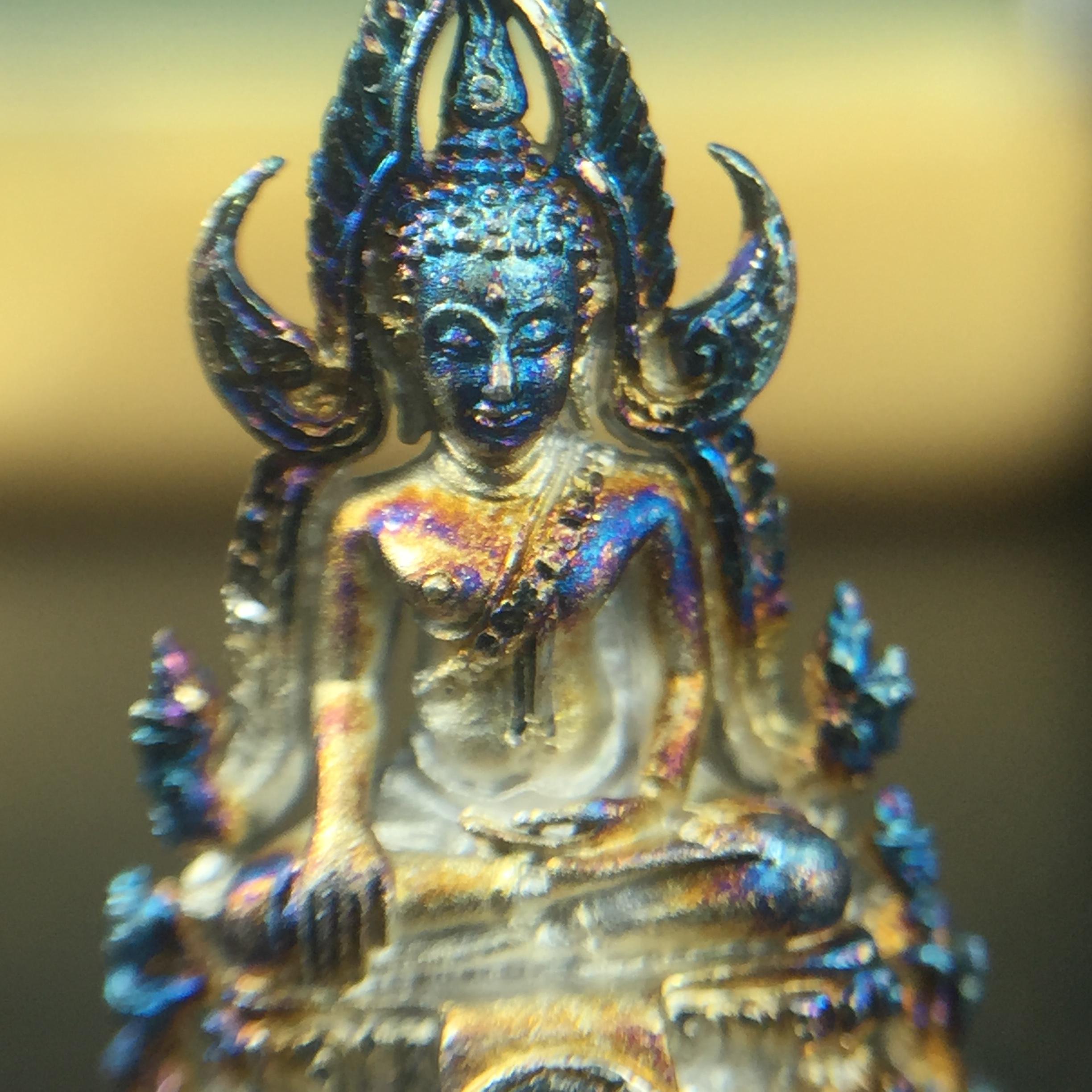 พระพุทธชินราช(จำลอง) ภปร. 84 พรรษา เนื้อเงินชุบทองคำขาว พิมพ์เล็กขนาดหน้าตัก 1/4 นิ้ว (สภาพผิวเดิมสวย ขึ้นสีรุ้งธรรมชาติ แบบนิยม)(พระราชทานมวลสาร จิตรลดาและเส้นพระเจ้า(เส้นผม))