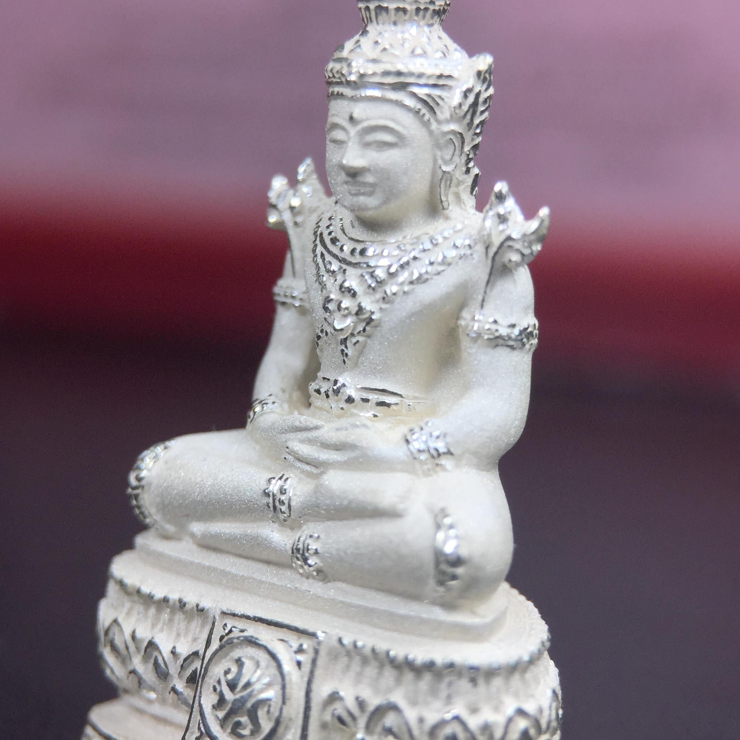 พระแก้วมรกต ภปร.(รุ่นแรก) ปี2545 จัดสร้างในมหาวโรกาส พระบาทสมเด็จพระเจ้าอยู่หัวรัชกาลที่ 9 ครบรอบ 75 พรรษา และฉลองกรุงรัตนโกสินทร์ครบ 220 ปี พิมพ์ลอยองค์ใหญ่ เนื้อเงินบริสุทธิ์ 92.5% ขนาด 19*35 มม. พร้อมกล่องบรรจุเดิม สวยครบสมบูรณ์(องค์หมายเลข 1063)