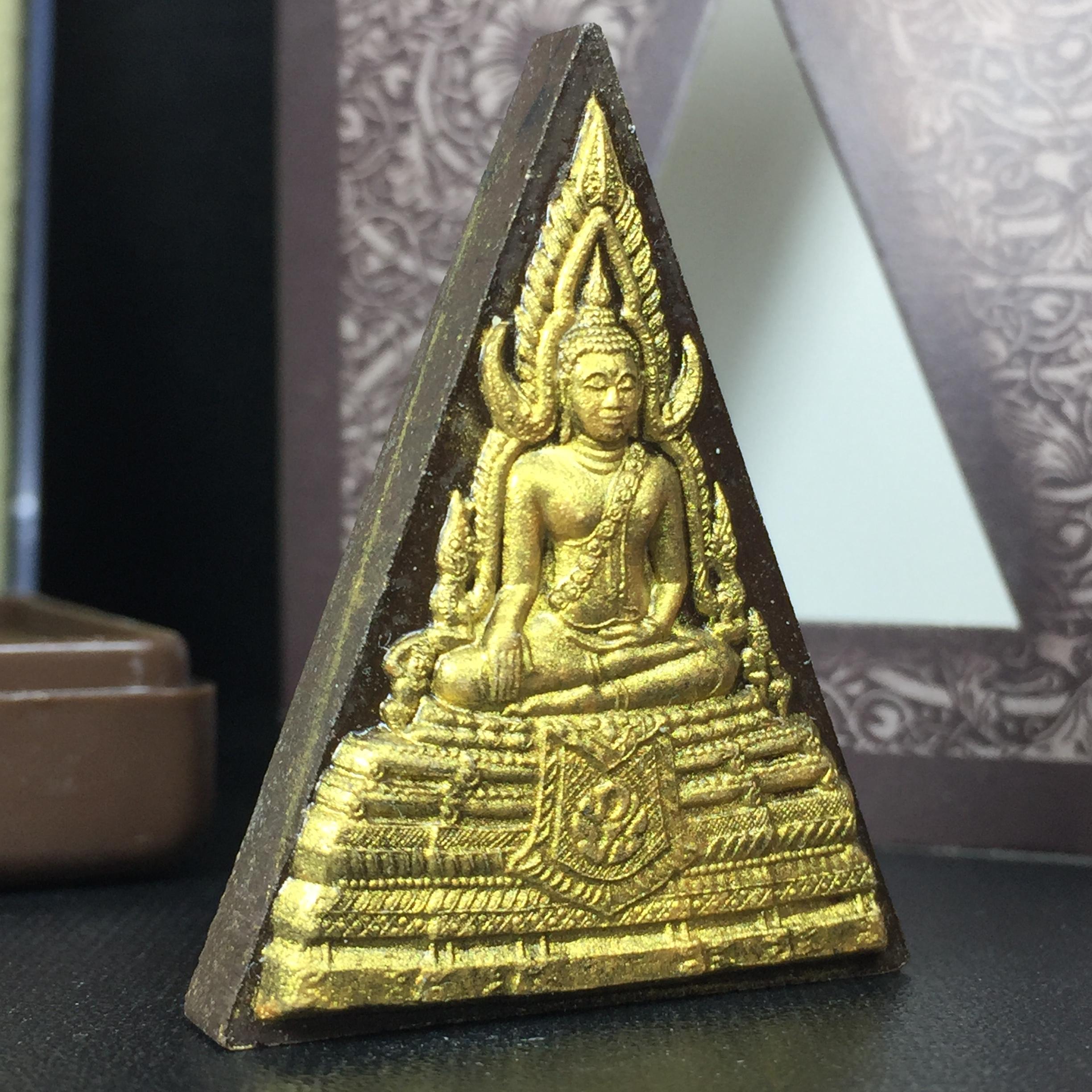 พระพุทธชินราช ภปร. โครงการ "เพราะแผ่นดินนี้ คือ แผ่นดินเกิด" ปี2548(รุ่นแรก) พระผงหลัง ภ.ป.ร. ทองแดง (พระราชทานเส้นพระเจ้า (เส้นผม)และมวลสารจิตรลดา)