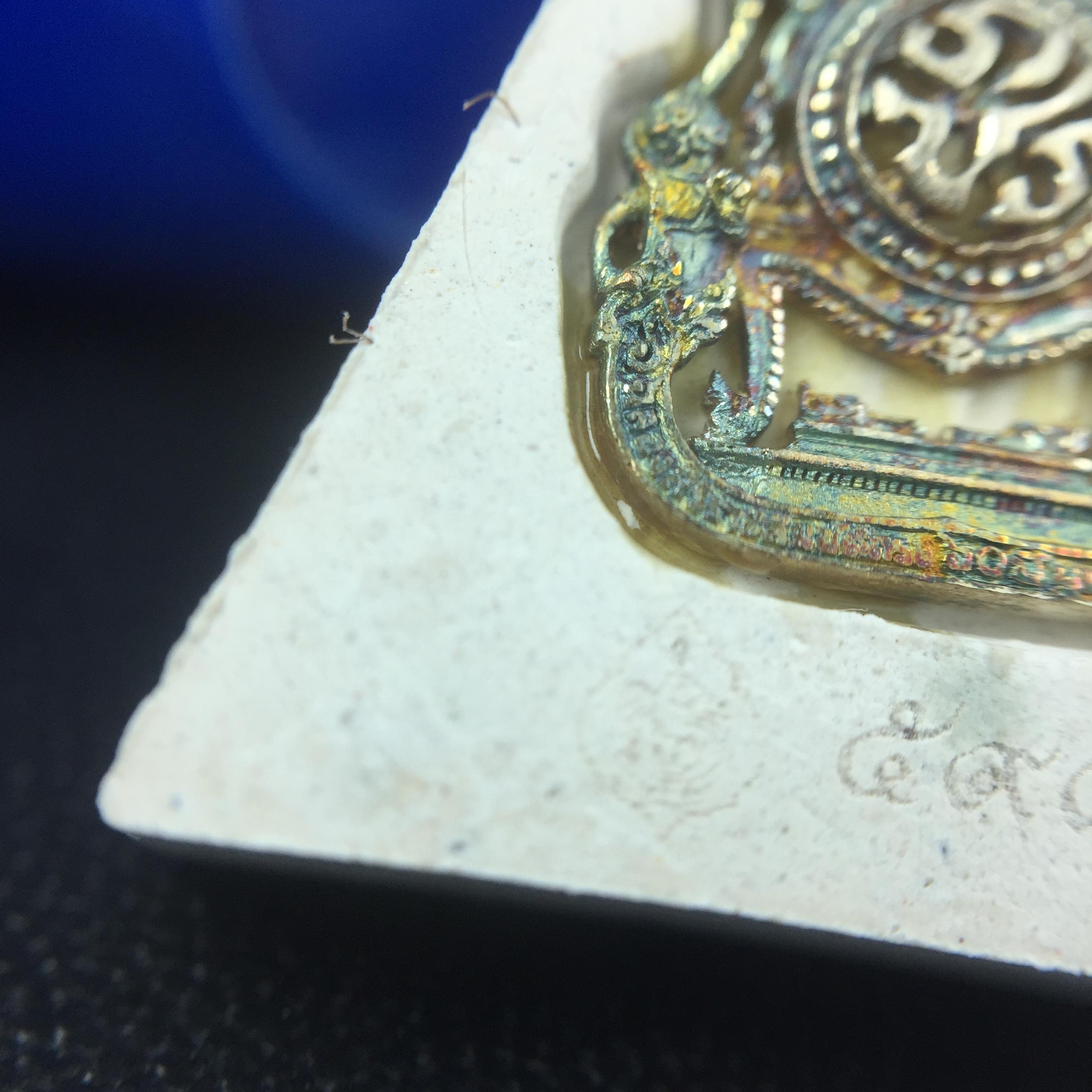 พระแก้วมรกต(จำลอง)ทรงเครื่องฤดูร้อน พระผงบูชา ด้านหน้าปิดทอง ด้านหลังตราฉลองสิริราชสมบัติครบ 60ปี เนื้อเงินขึ้นสีรุ้งธรรมชาติสร้างสรรค์งดงาม(รุ่นนี้ได้พระราชทานเส้นพระเจ้า(เส้นผม)รัชกาลที่9ในการจัดสร้าง)***องค์นี้พิเศษมองเห็นเส้นผมติดอยู่ด้านหลังชัดเจน***