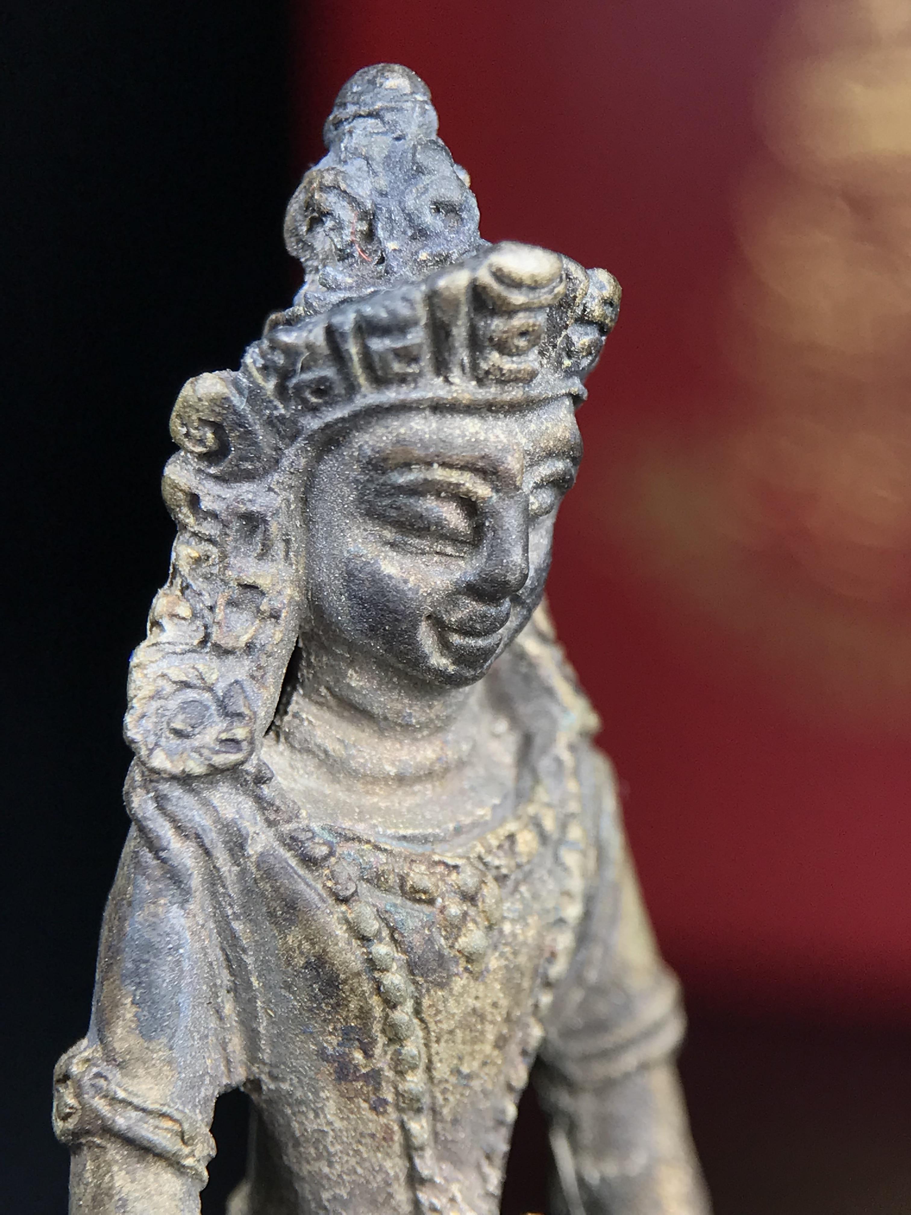 พระอวโลกิเตศวร (เจ้าแม่กวนอิม) วัดบวรนิเวศวิหาร ปี 2538 เนื้อเงินพ่นทราย อุดผงจิตรลดา เกศาสมเด็จพระสังฆราช วัดบวรนิเวศวิหาร(พบเจอน้อยหายาก)