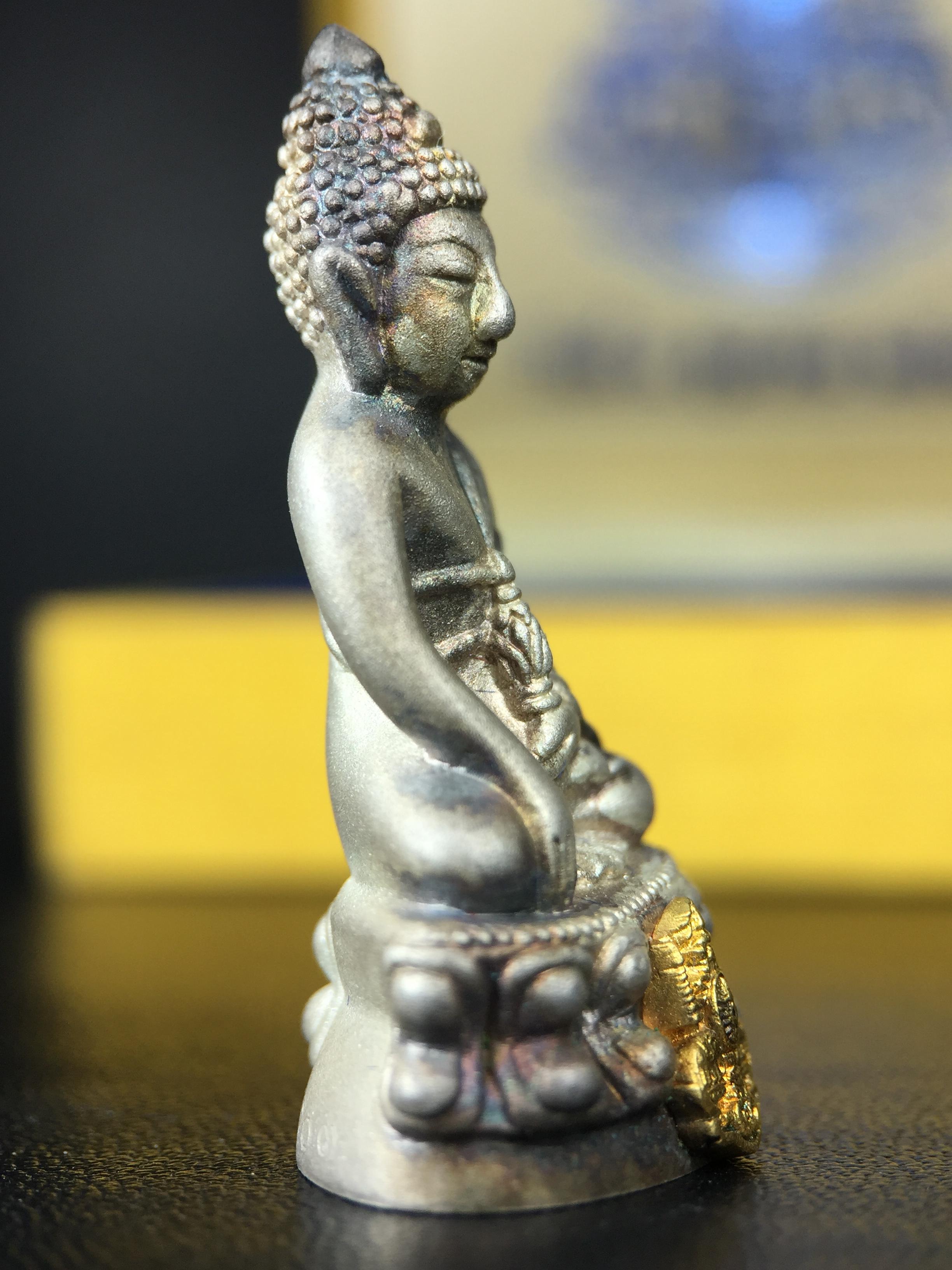 พระกริ่งสมเด็จญาณ วัดบวรนิเวศวิหาร เนื้อเงินบริสุทธิ์ 92.5% ตรากาญจนาภิเษกทองคำ(เนื้อทองคำแท้) พระราชทานแจกเมื่อ 3 ตุลาคม 2538 จัดสร้างในวโรกาส สมเด็จพระญาณสังวร สมเด็จพระสังฆราช ฉลองพระชนมายุครบ 82 พรรษา และฉลองครองราชสมบัติครบ 50 ปี รัชกาลที่ 9(หายาก)