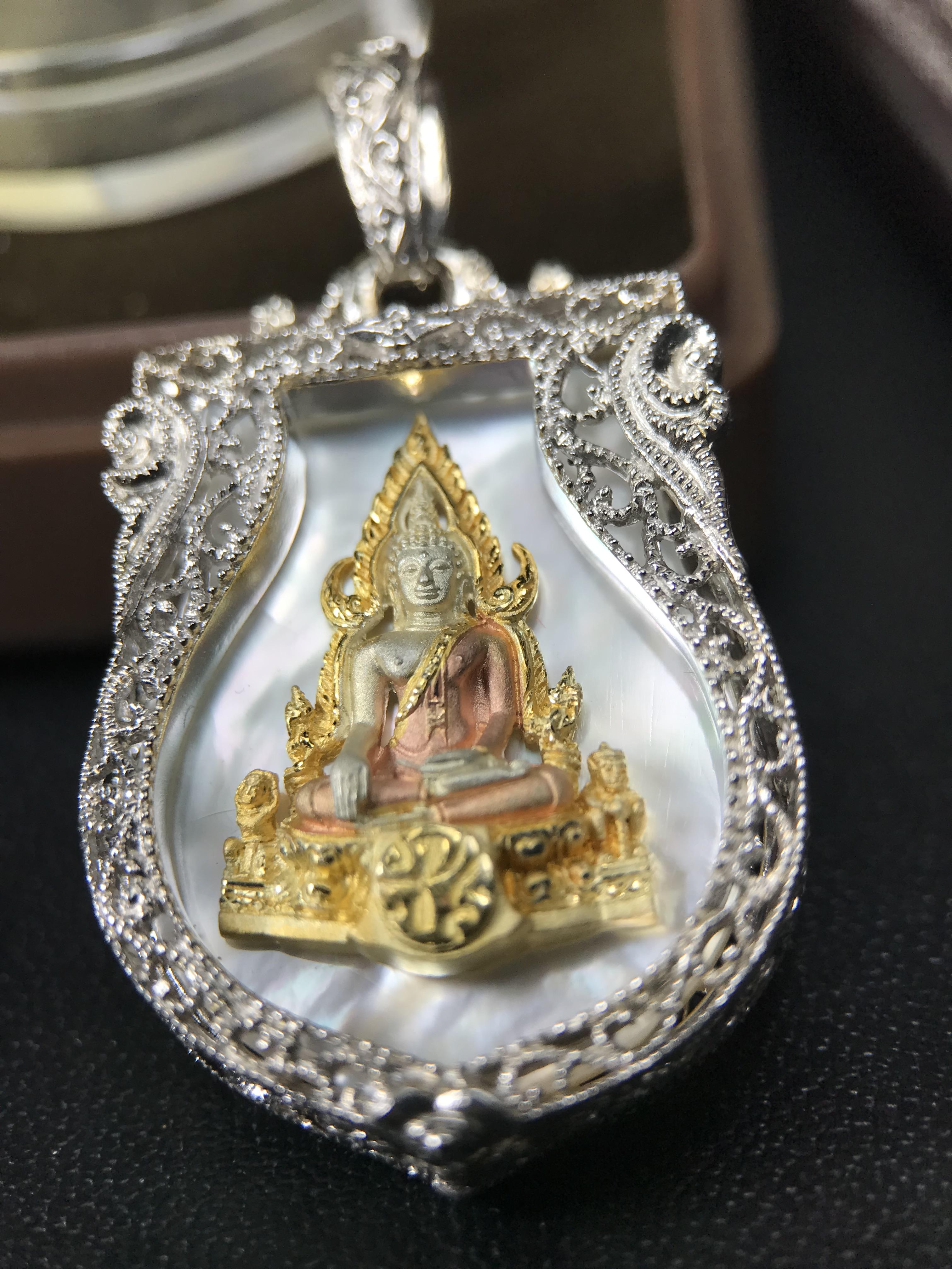 พระพุทธชินราช ภปร. โครงการ "เพราะแผ่นดินนี้ คือ แผ่นดินเกิด" ปี2548(รุ่นแรก) เหรียญทรงเสมา ขนาด 21 x 29 มม.เนื้อเงินสามกษัตริย์ องค์พระชุบสามกษัตริย์ ล้อมด้วยกรอบเงินชุบทองคำขาวสลักเสลาเป็นลวดลายละเอียดอ่อน ส่วนพื้นองค์พระเป็นเปลือกหอยมุขงดงาม