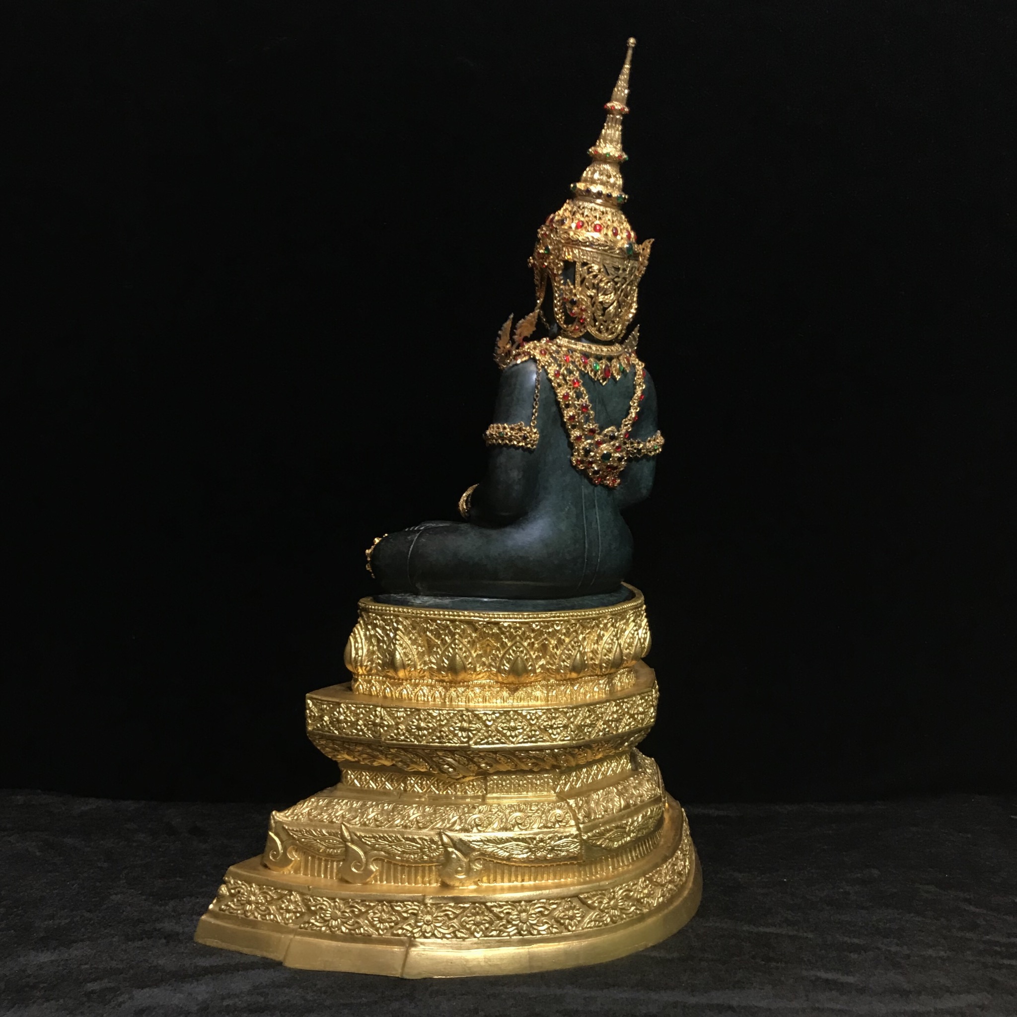 พระพุทธมหามณีรัตนปฏิมากร จำลอง (พระแก้วมรกต) ขนาดบูชาหน้าตัก 5 นิ้ว ตราสัญลักษณ์ ภ.ป.ร. รุ่นแรก ปี2547 เนื้อนวโลหะเคลือบสีเขียว(เครื่องทรงนวโลหะชุบทอง)