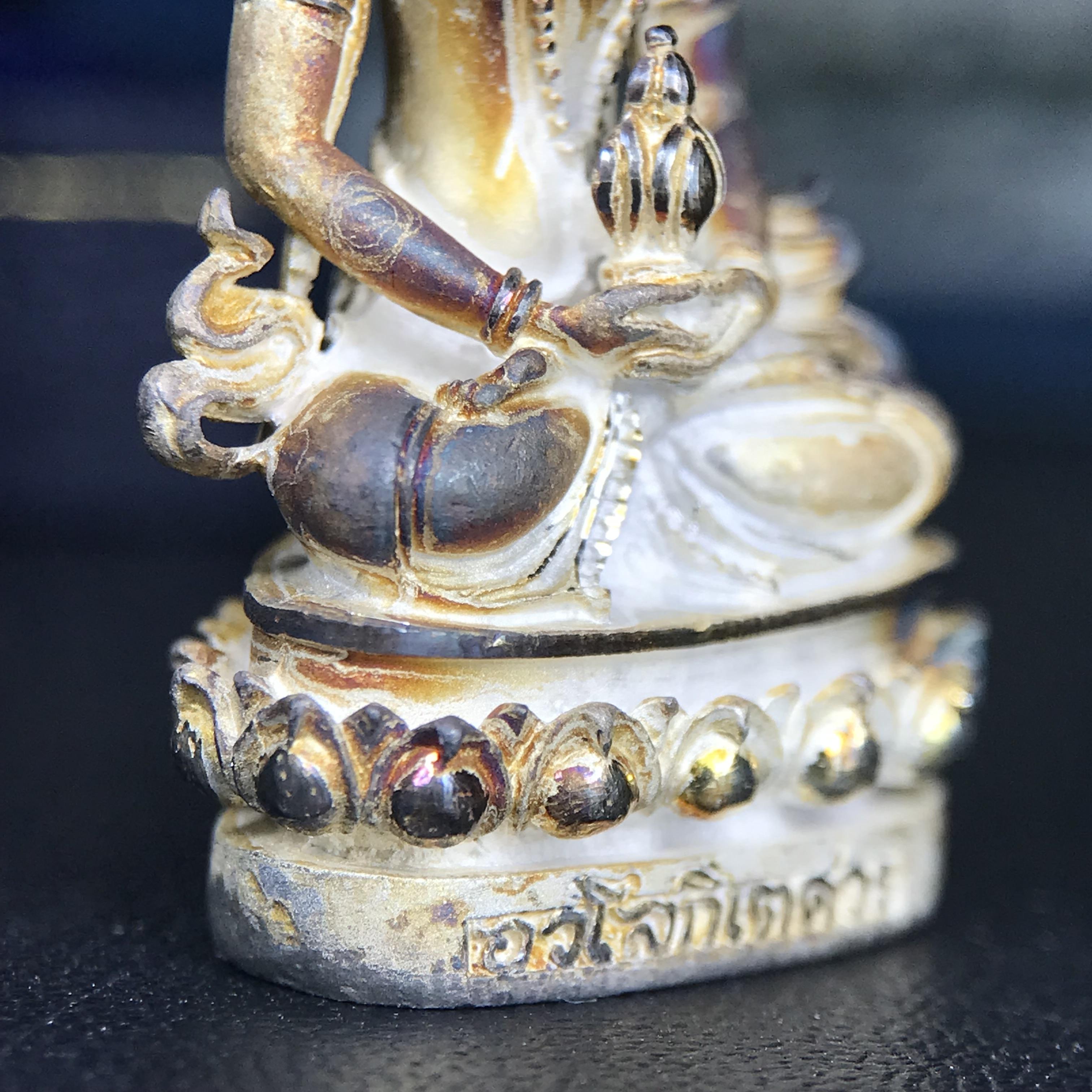 พระกริ่งอวโลกิเตศวร ( เจ้าแม่กวนอิม ) วัดโพธิ์แมนคุณาราม รุ่นอุดมโภคทรัพย์ พ.ศ.2539 เนื้อเงินพ่นทราย(ผิวเดิม ขึ้นสีรุ้งธรรมชาติ แบบนิยม เสน่ห์ของพระเนื้อเงิน) (พร้อมกล่องบรรจุการ์ดใบรับรองเดิมครบ)(อีกหนึ่งรุ่นยอดนิยม พุทธศิลป์สวยงดงาม)หายาก 1 ใน 5000 องค์