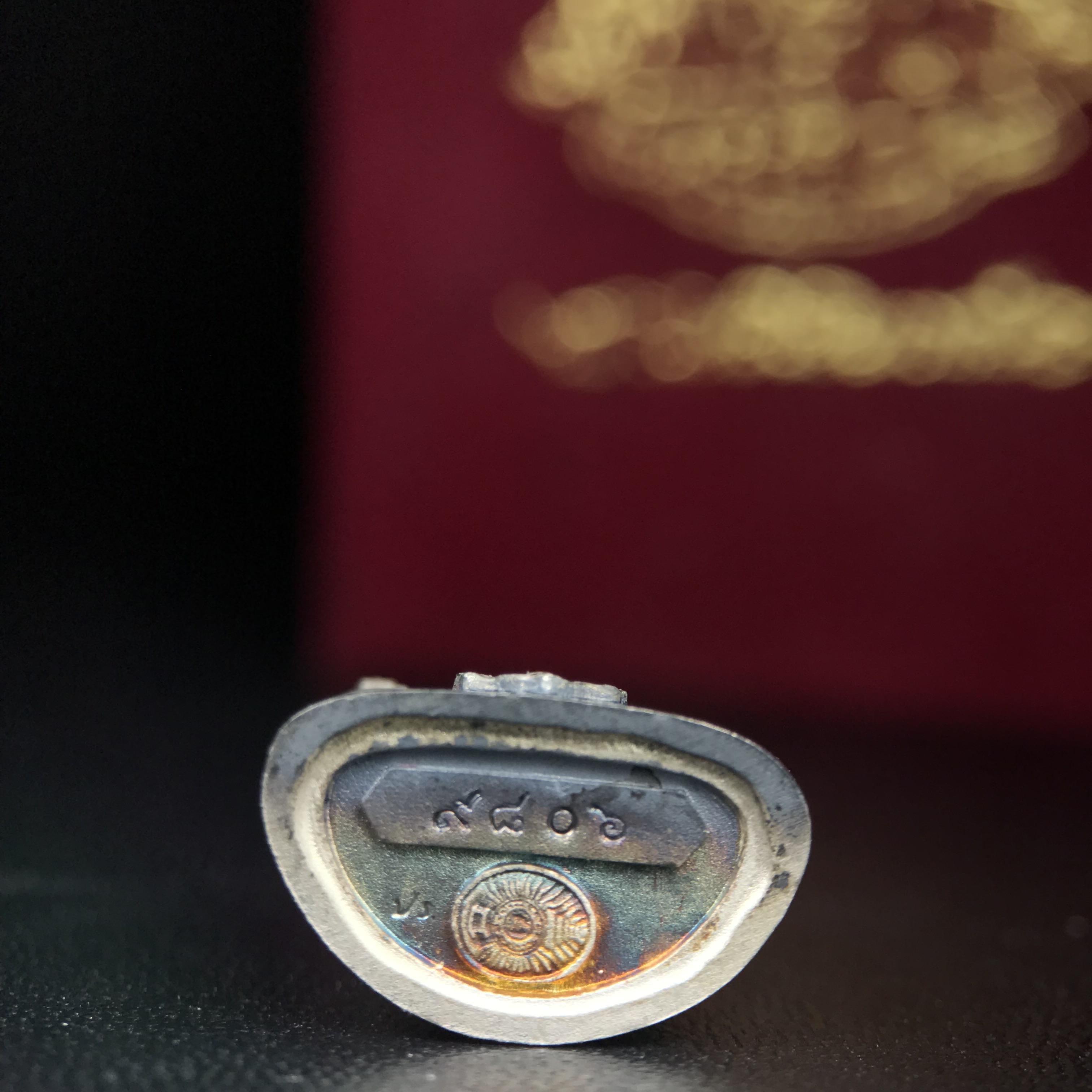 พระกริ่งไพรีพินาศ ตรากาญจนาภิเษก วัดบวรนิเวศวิหาร ที่ระลึกในหลวงรัชกาลที่9 ครองสิริราชสมบัติครบ 50ปี เนื้อเงิน(สภาพผิวเดิมขึ้นสีรุ้งธรรมชาติสวยแบบนิยม)(เสน่ห์พระเนื้อเงินสีสันที่ธรรมชาติสรรค์สร้าง)เข้มขลังทรงอานุภาพยิ่งใหญ่ กำราบศัตรูพ่ายสิ้น พระไพรีพินาศ