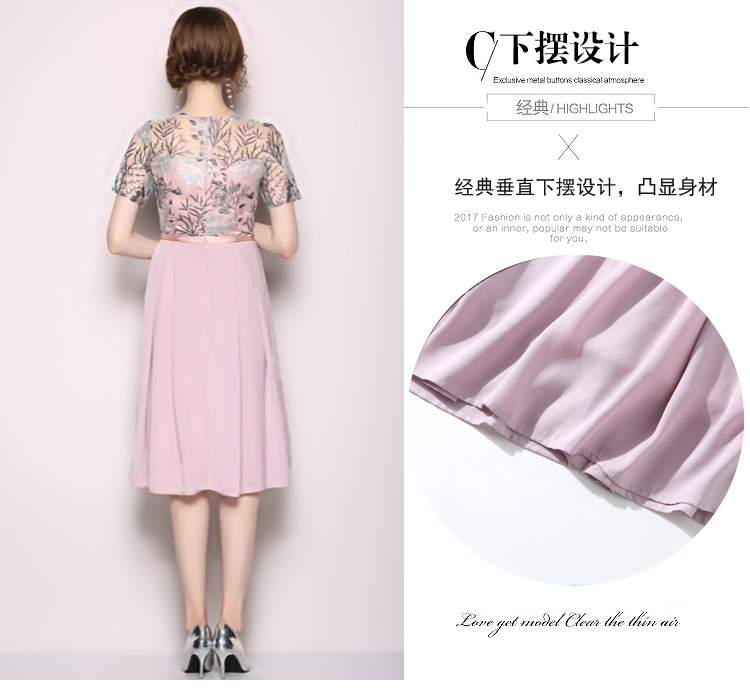 ชุดเดรสสั้นเสื้อผ้าโปร่งปักลายดอกไม้ ใบไม้สีชมพูผสมฟ้าอมเขียวและสีเงิน กระโปรงทรงเอจับจีบผ้าชีฟองสีชมพูกะปิ สวยหรู