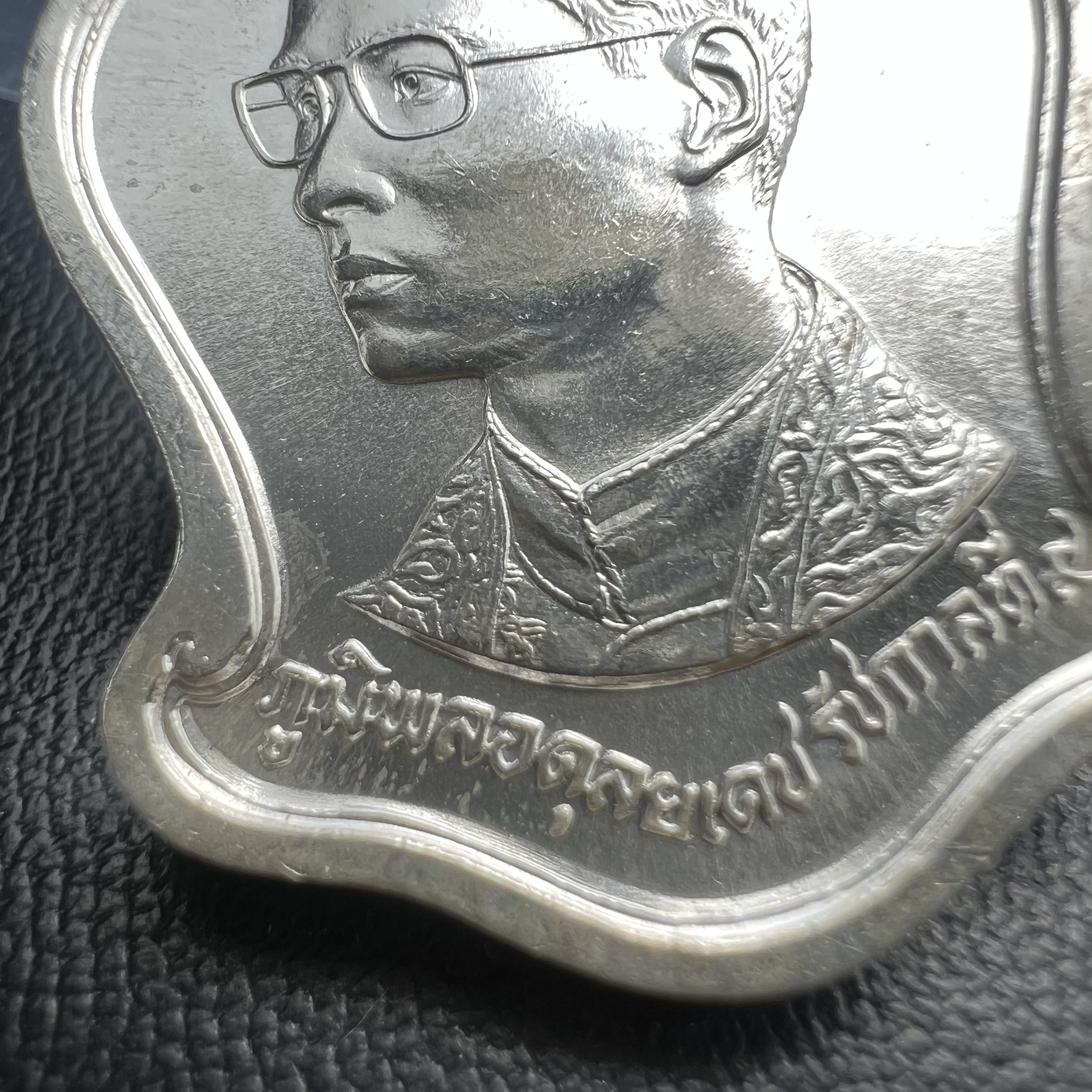 เหรียญเสมาที่ระลึกเนื่องในวโรกาสมหามงคลเฉลิมพระชนมพรรษาในหลวงรัชกาลที่9 ครบ 5 รอบ 60 พรรษา ปี 2530 จัดสร้างโดยกรมธนารักษ์ กระทรวงการคลัง เนื้อเงิน(คัดสภาพสวยซีนซองเดิม)(ทรงเสมาระฆังคว่ำ)เนื้อเงินสร้างน้อย 1 ใน 8602 เหรียญ