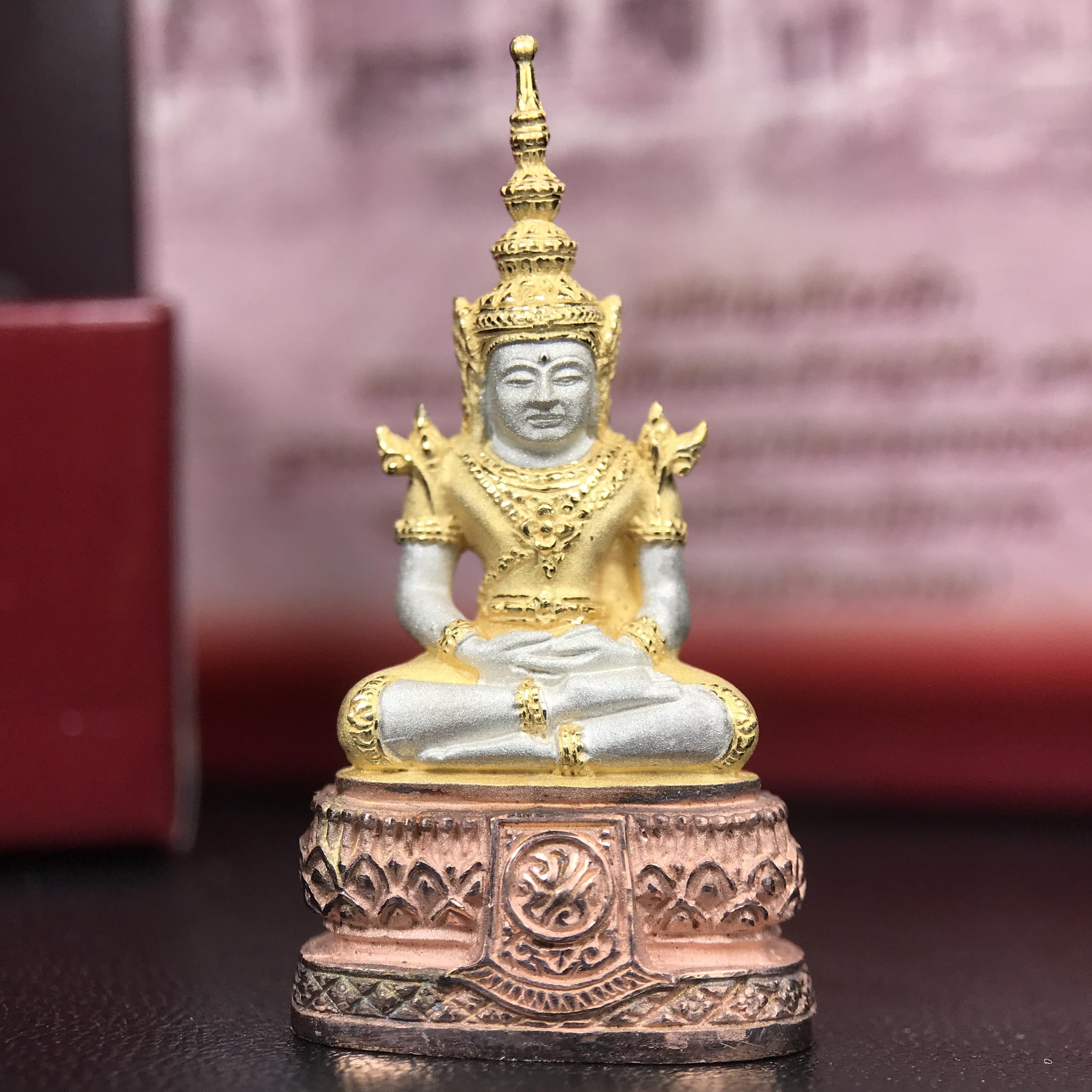 พระแก้วมรกต ภปร.(รุ่นแรก) ปี2545 จัดสร้างในมหาวโรกาส พระบาทสมเด็จพระเจ้าอยู่หัวรัชกาลที่ 9 ครบรอบ 75 พรรษา และฉลองกรุงรัตนโกสินทร์ครบ 220 ปี พิมพ์ลอยองค์ใหญ่ เนื้อเงินบริสุทธิ์ 92.5%(สามกษัตริย์) ขนาด 19*35 มม. พร้อมกล่อง สวยครบสมบูรณ์(องค์หมายเลข ๑๒๑๒)