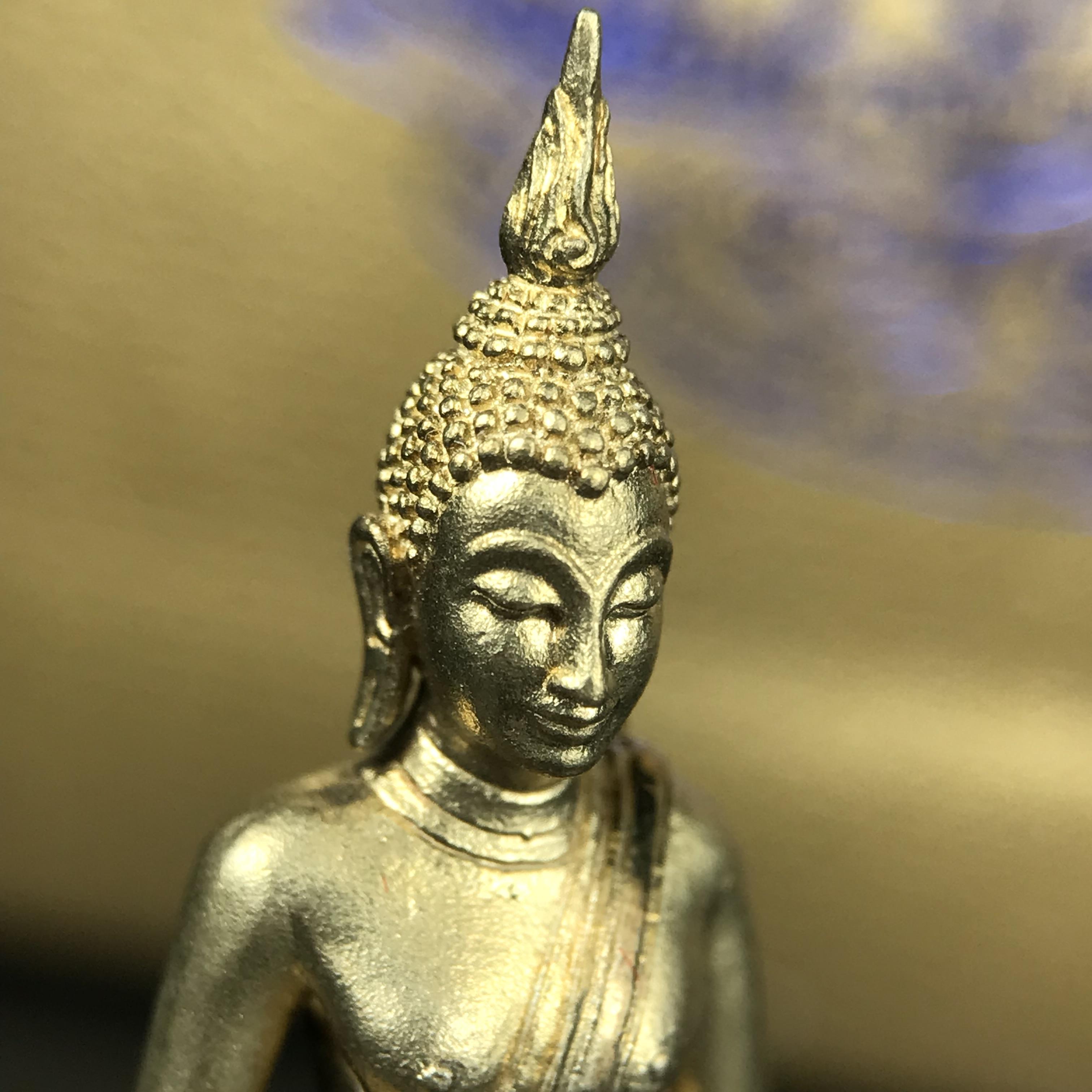 พระกริ่งพระพุทธนวราชบพิตร ตรากาญจนาภิเษกครองสิริราชสมบัติครบ 50 ปี รัชกาลที่ 9 ปี 2540 เนื้อทอง93(หายากพบเจอน้อยมาก) ขนาดสูง 3.2 ซม. พุทธศิลป์สวยงดงามและพิธีใหญ่วัดพระแก้ว(พุทธนวราชบพิตร นิมิตรหมายแห่งความสามัคคี ด้วยไมตรีแห่งองค์พระภูมิพล)